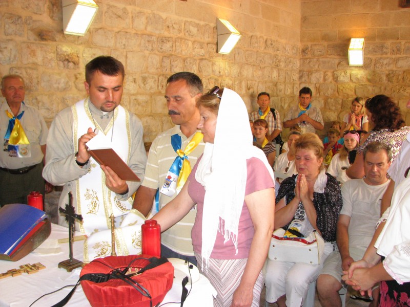 Pilgrims in Cana of Galilee in Israel repeating their marriage promises, picture 3