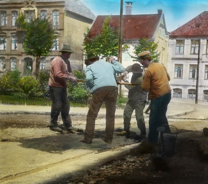 Men working, tram line (3613670302)