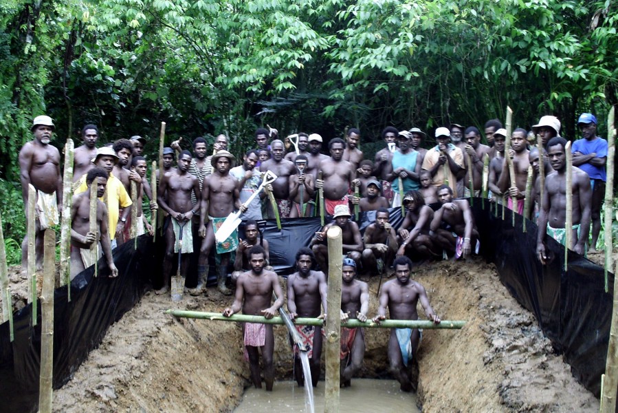 Prawn farming training in Vanuatu (12779056575)