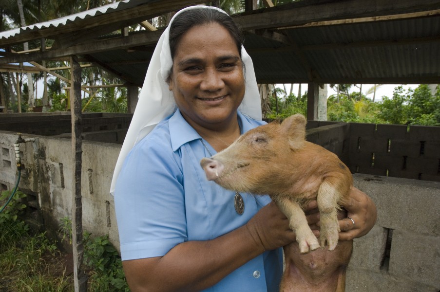 Sister Rosemary at OLSH Convent at the piggery supported by AusAID small grants. Kiribati 2007. Photo- Lorrie Graham (10721454594)