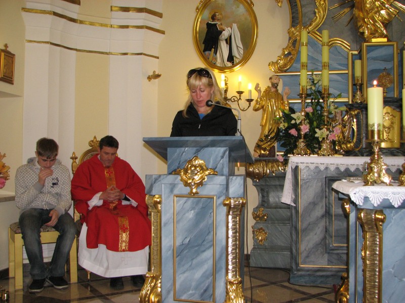 A young woman reading during the holy mass