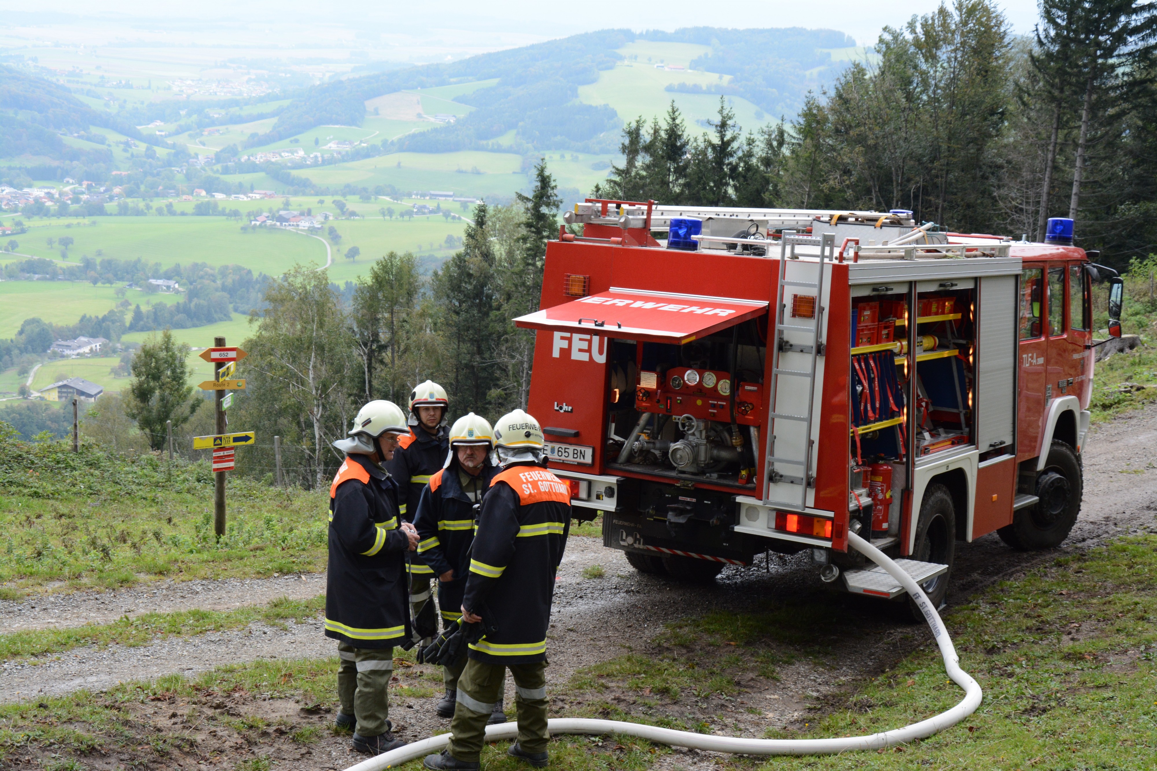 2016-10-08 (02) Cross-district firefighters exercise at Schwabeck, Frankenfels