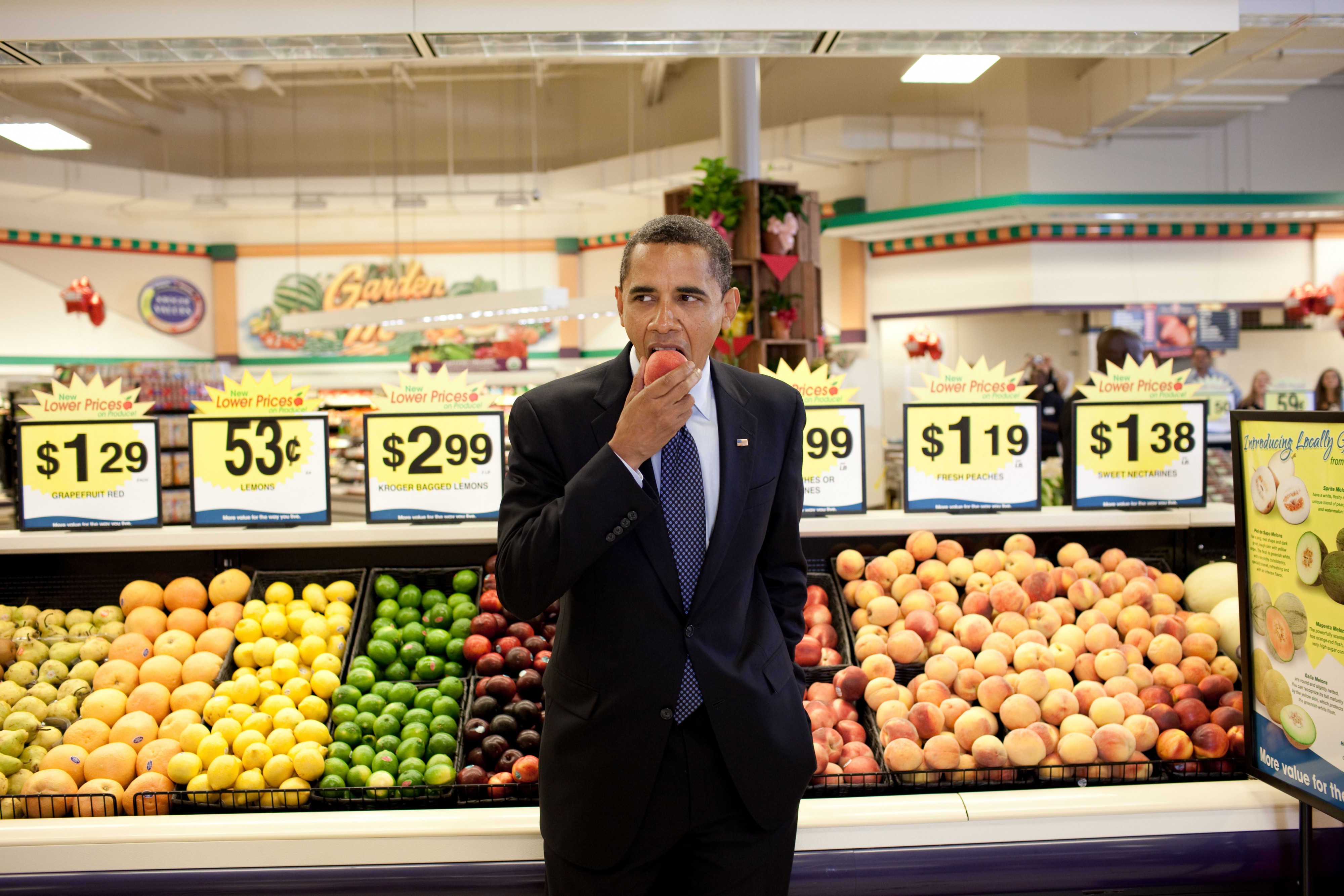 Barack Obama eats a peach (3818237174)