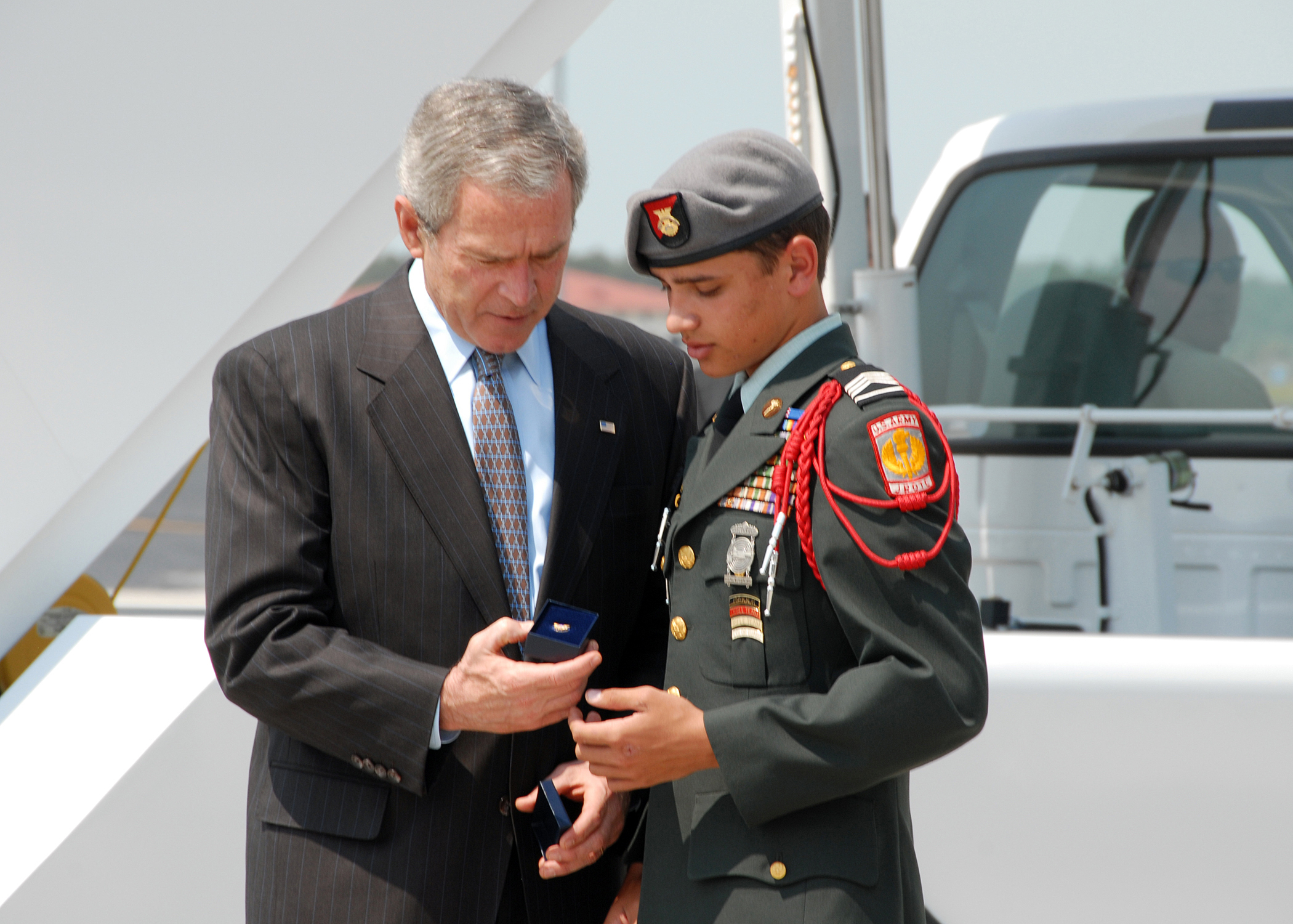 US Navy 070501-N-5783F-008 President George W. Bush presents Daniel Middaugh the President's Volunteer Service Award upon arrival to MacDill Air Force Base
