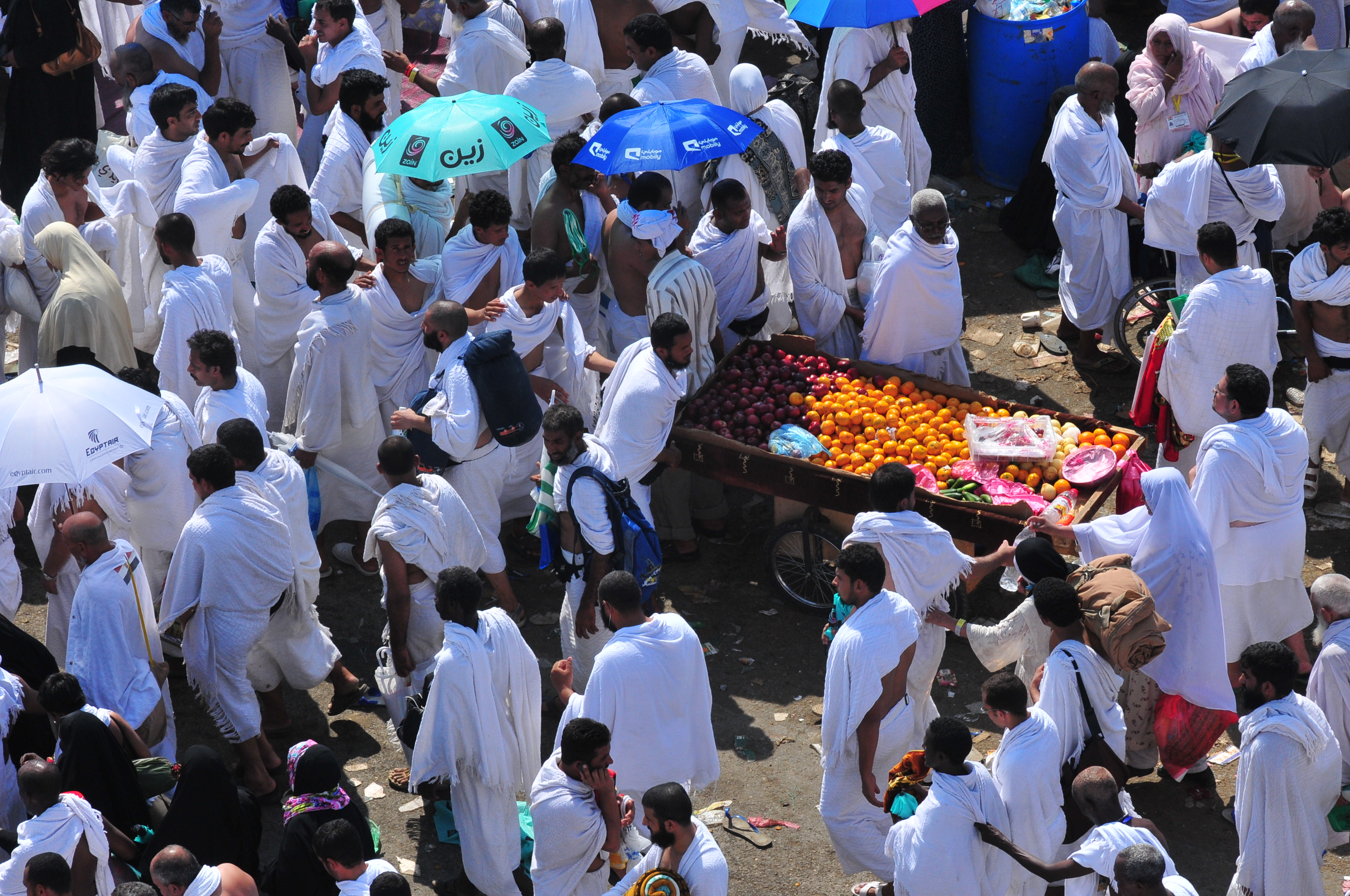 Vendors also join the crowds, to sell food to hungry pilgrims. - Flickr - Al Jazeera English