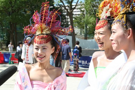 дё‰е›Ѕеї—гЃ®г‚іг‚№гѓЃгѓҐгѓјгѓ г‚’зќЂгЃџй›†е›ЈгЂ‚гЂЊдё‰е›Ѕеї—гЃќгЃ®гЃѕг‚“гЃѕйљЉгЂЌгЂ‚2009е№ґ10жњ?4ж—ҐгЂЃзҐћж?ёеё‚й•·з”°еЊєгЃ§й–‹е‚¬гЃ•г‚ЊгЃџй‰„дєє28еЏ·е®Њж?ђиЁ?еїµејЏе…ёгЃ«гЃ¦ж’®еЅ±гЂ‚