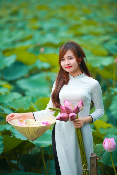 Lady in white ao dai, Hanoi (18538703922)