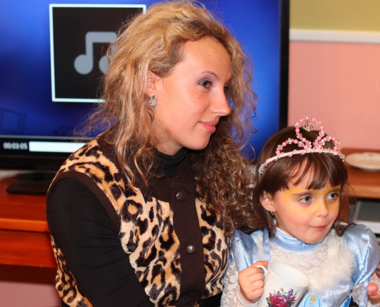 a beautiful curly woman with her daughter in a Catholic kindergarten, picture 4