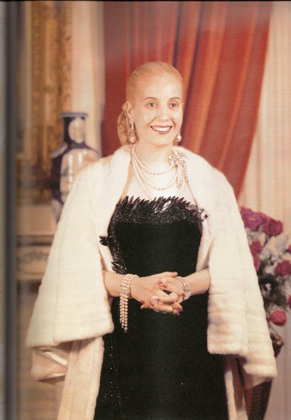 Eva Perón vestida lujosamente