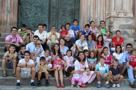 La Familia de Ojeda Ruiz de Luna se reune en Septiembre de 2007 para celebrar el 50 aniversario de boda de los padres de familia. Once hijos, veintisiete nietos. El fruto de un amor entregado.