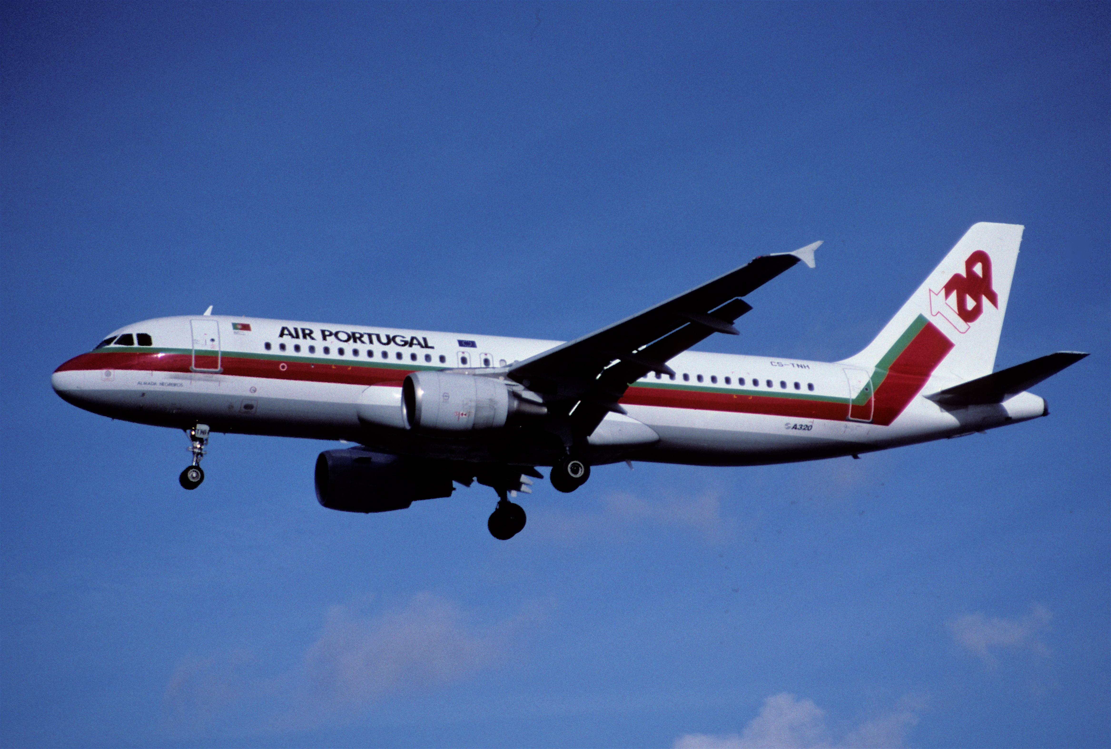 158eg - TAP Air Portugal Airbus A320-214, CS-TNH@LHR,27.10.2001 - Flickr - Aero Icarus