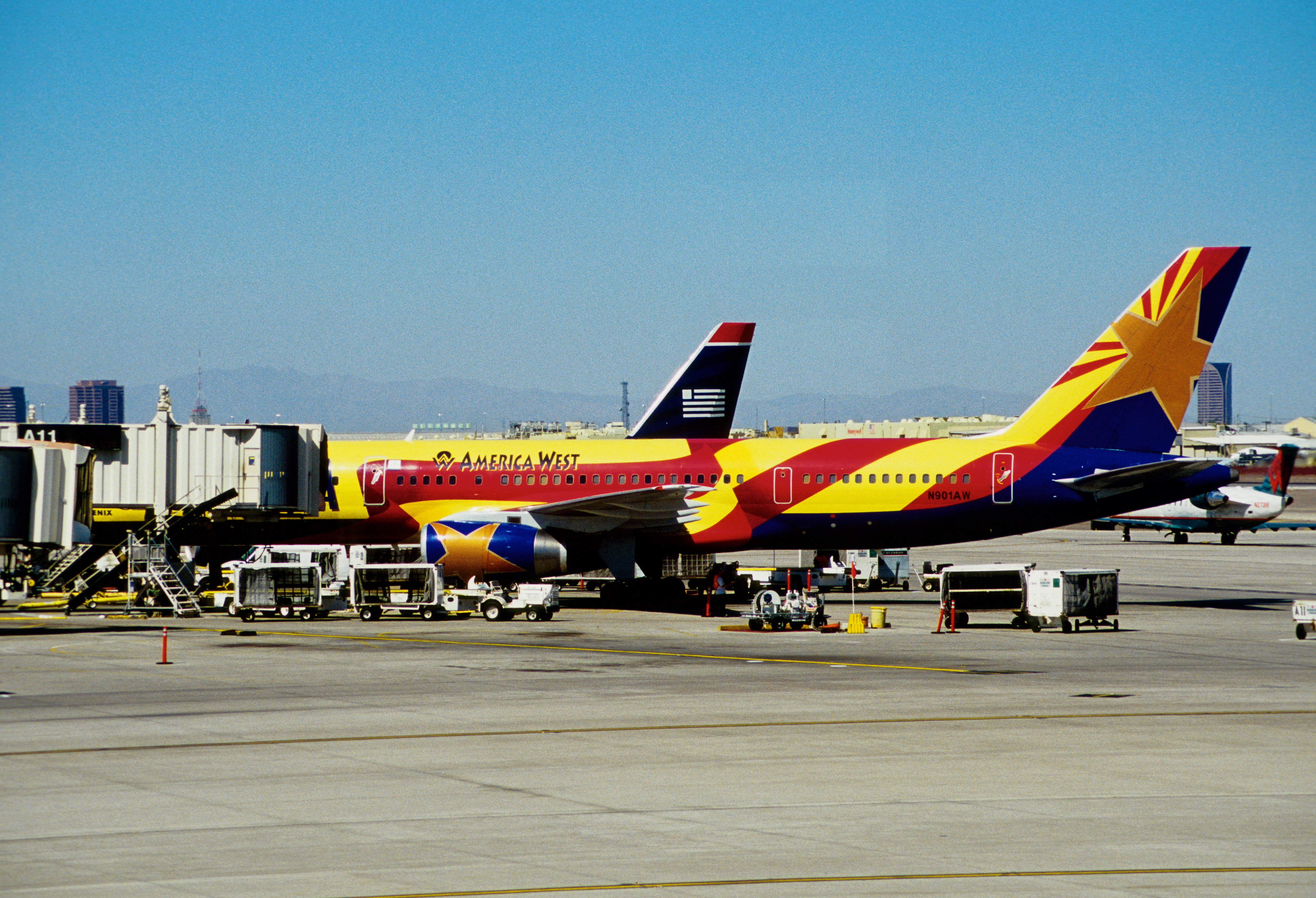 422aa - America West Airlines Boeing 757-2S7, N901AW@PHX,25.09.2006 - Flickr - Aero Icarus