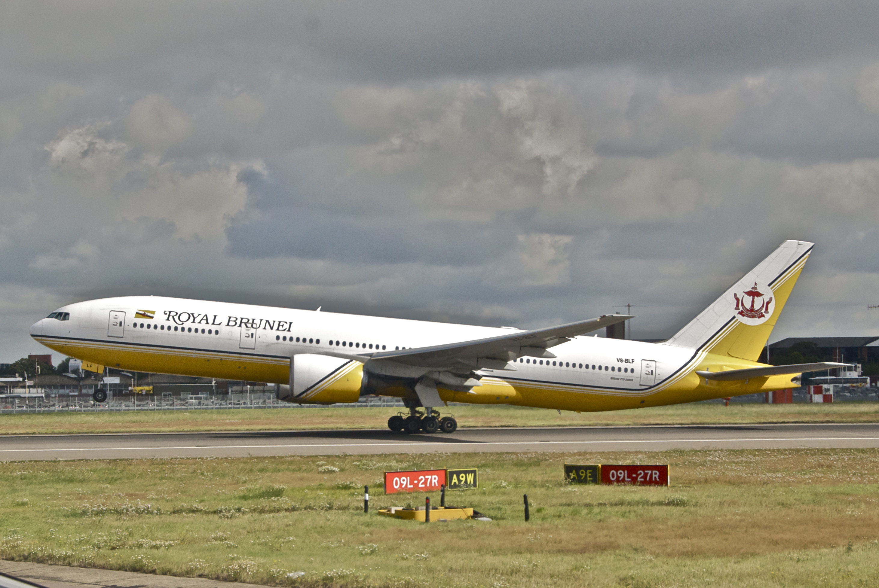 672an - Royal Brunei Airlines Boeing 777-200; V8-BLF@LHR;06.08.2012 (8159251518)