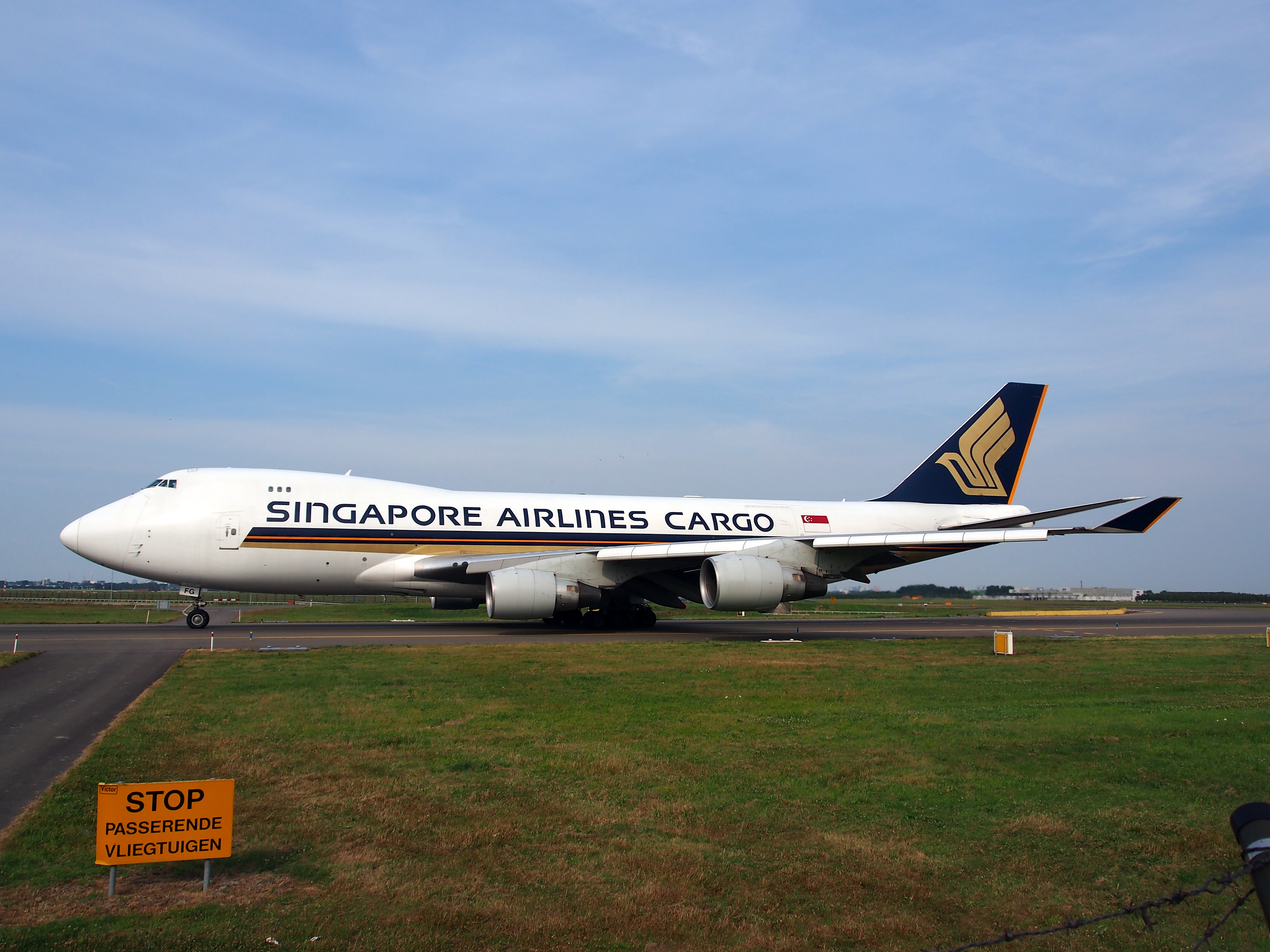 9V-SFG Singapore Airlines Cargo Boeing 747-412F - cn 26558, taxiing 22july2013 pic-005