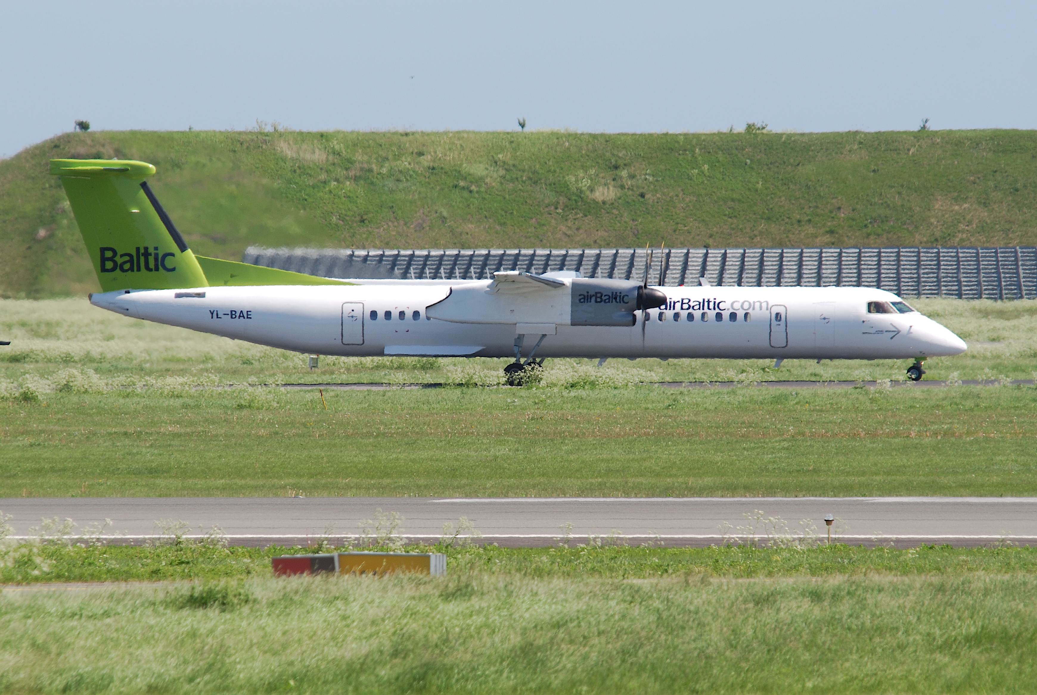 Air Baltic DHC-8-400; YL-BAE@CPH;03.06.2010 574bk (4688604522) (2)