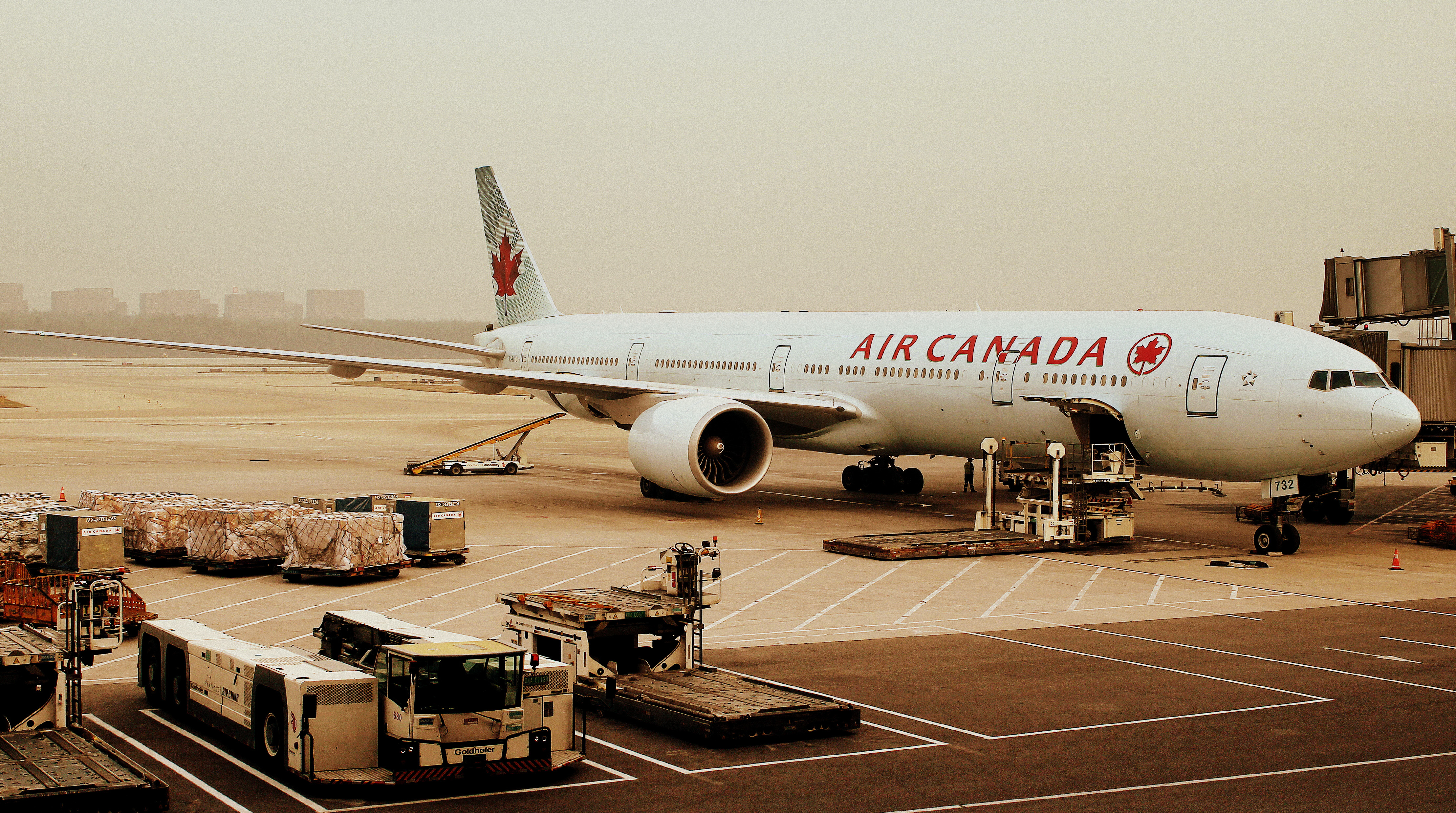 AIR CANADA BOEING 777-300 AT BEIJING CAPITAL AIRPORT CHINA OCT 2012 (8216560635)