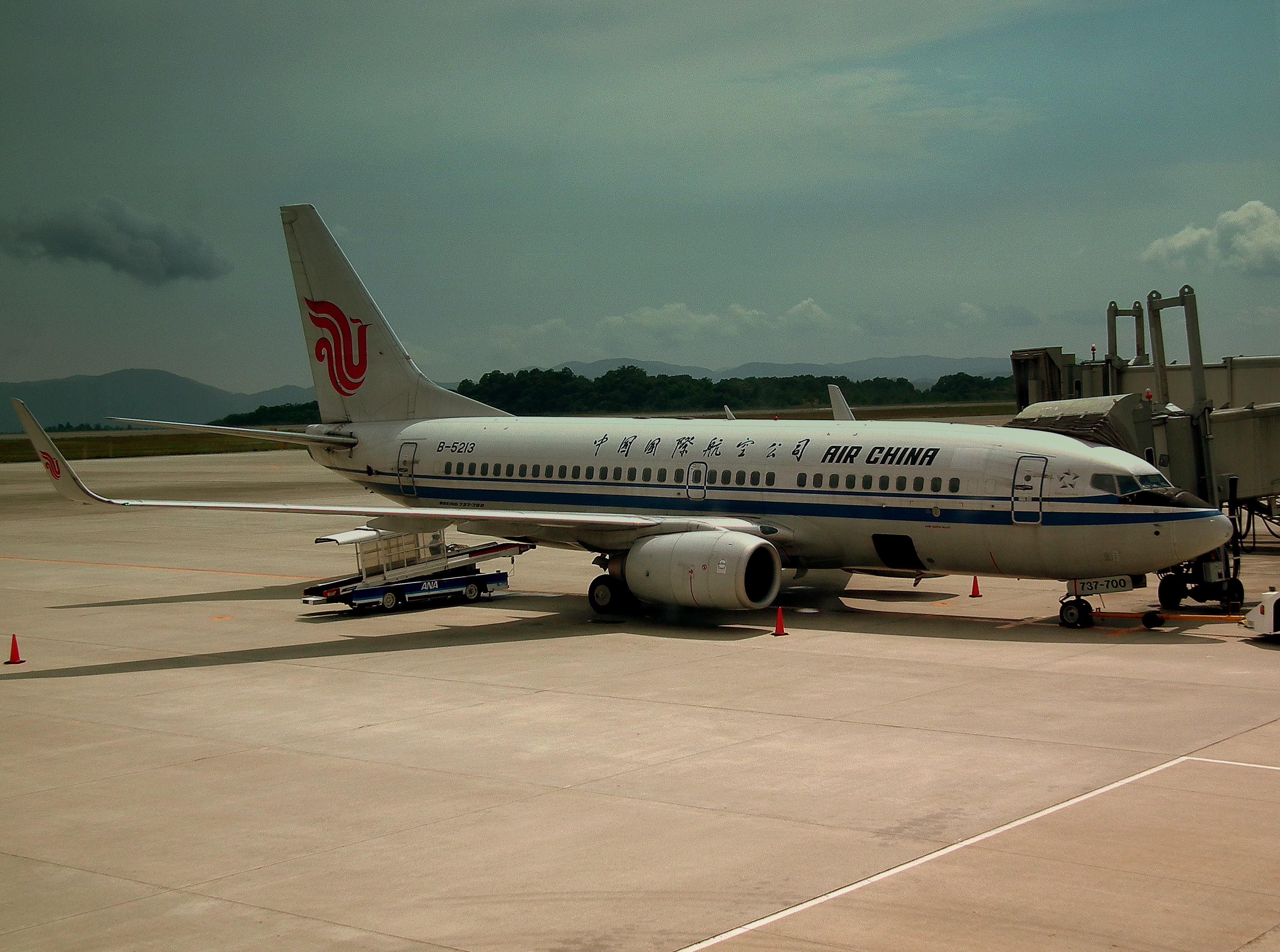 AIR CHINA BOEING 737-700 AT HIROSHIMA AIRPORT JAPAN JUNE 2012 (7408688350)
