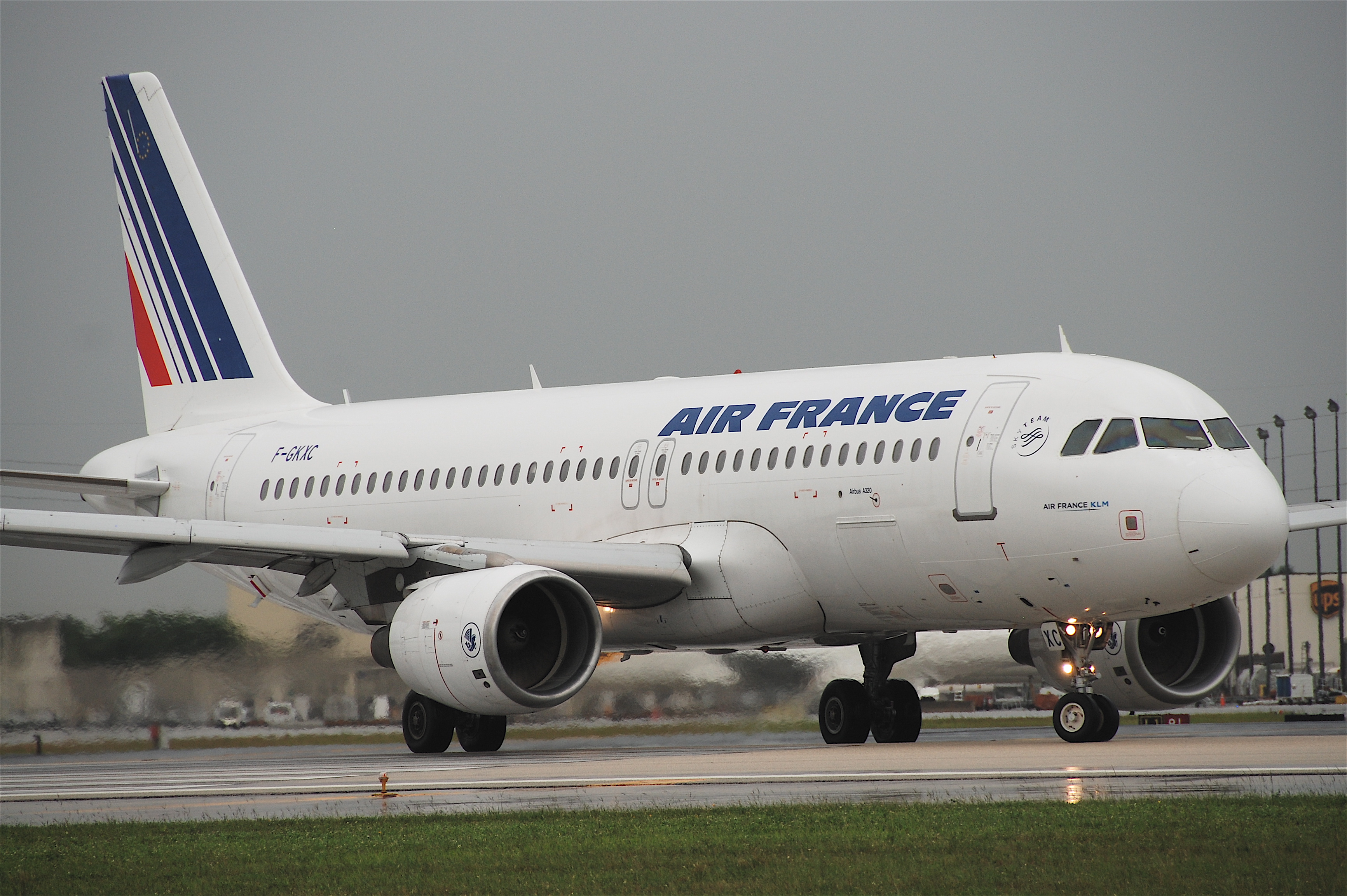 Air France Airbus A320-214; F-GKXC@MIA;17.10.2011 626bf (6446642243)