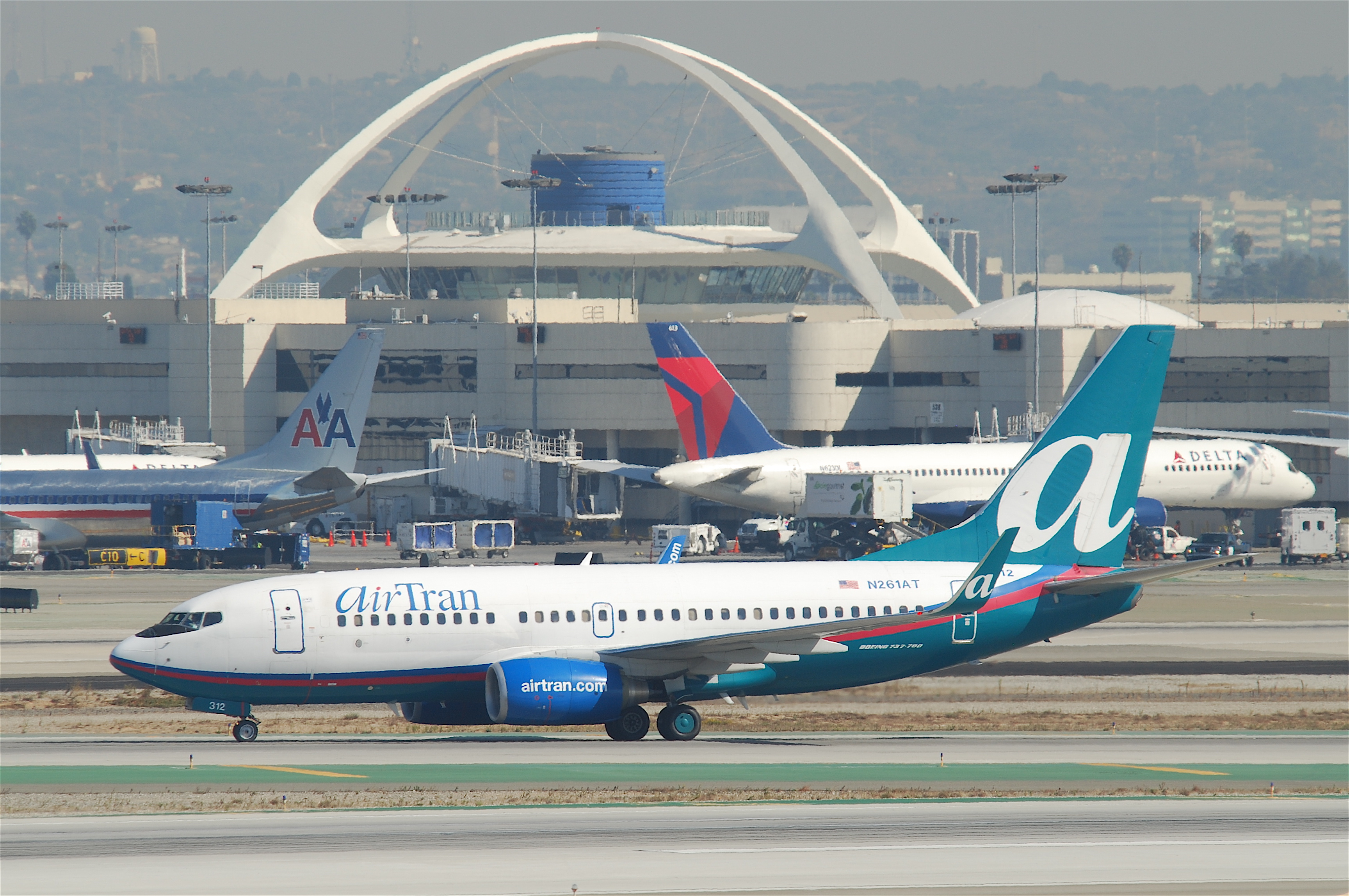 AirTran Boeing 737-700; N261AT@LAX;10.10.2011 622im (6482373471)