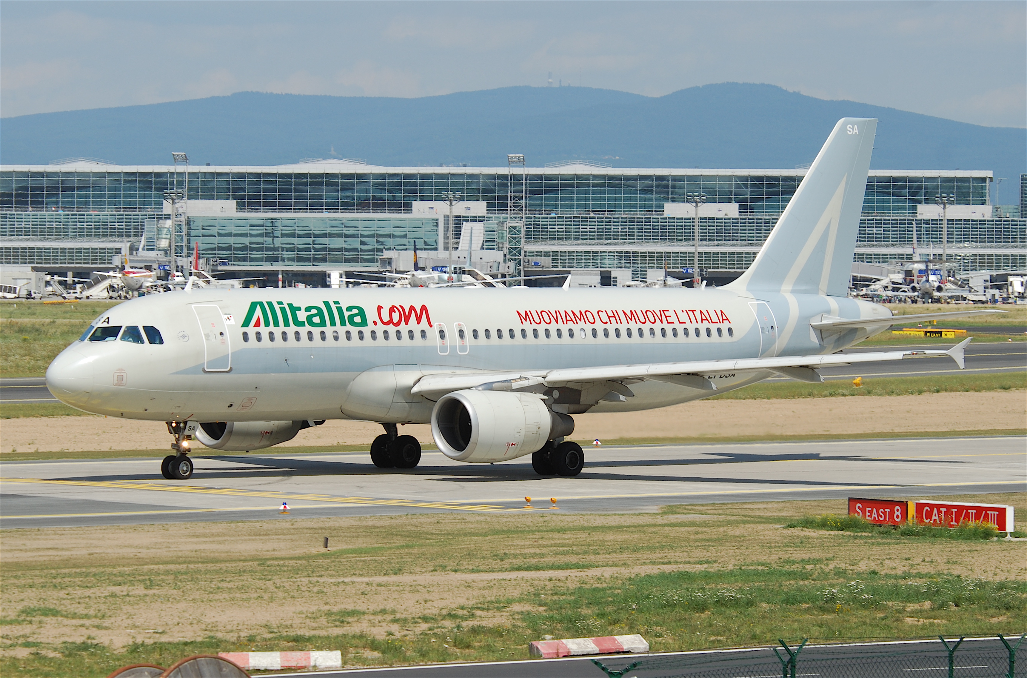 Alitalia Airbus A320-216; EI-DSA@FRA;06.07.2011 603kn (5914658821)