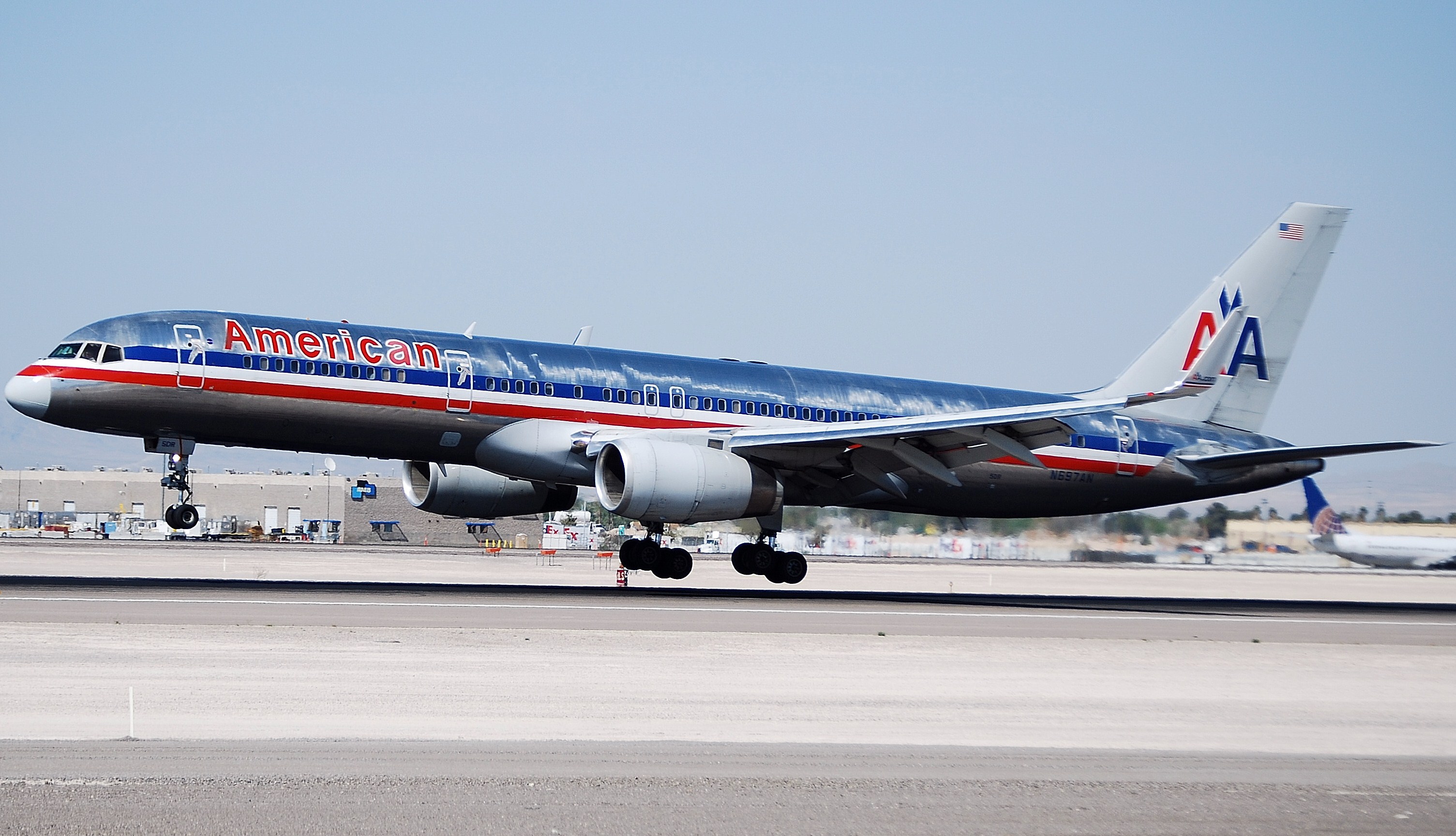 AMERICAN AIRLINES 757-200 (2393834337)