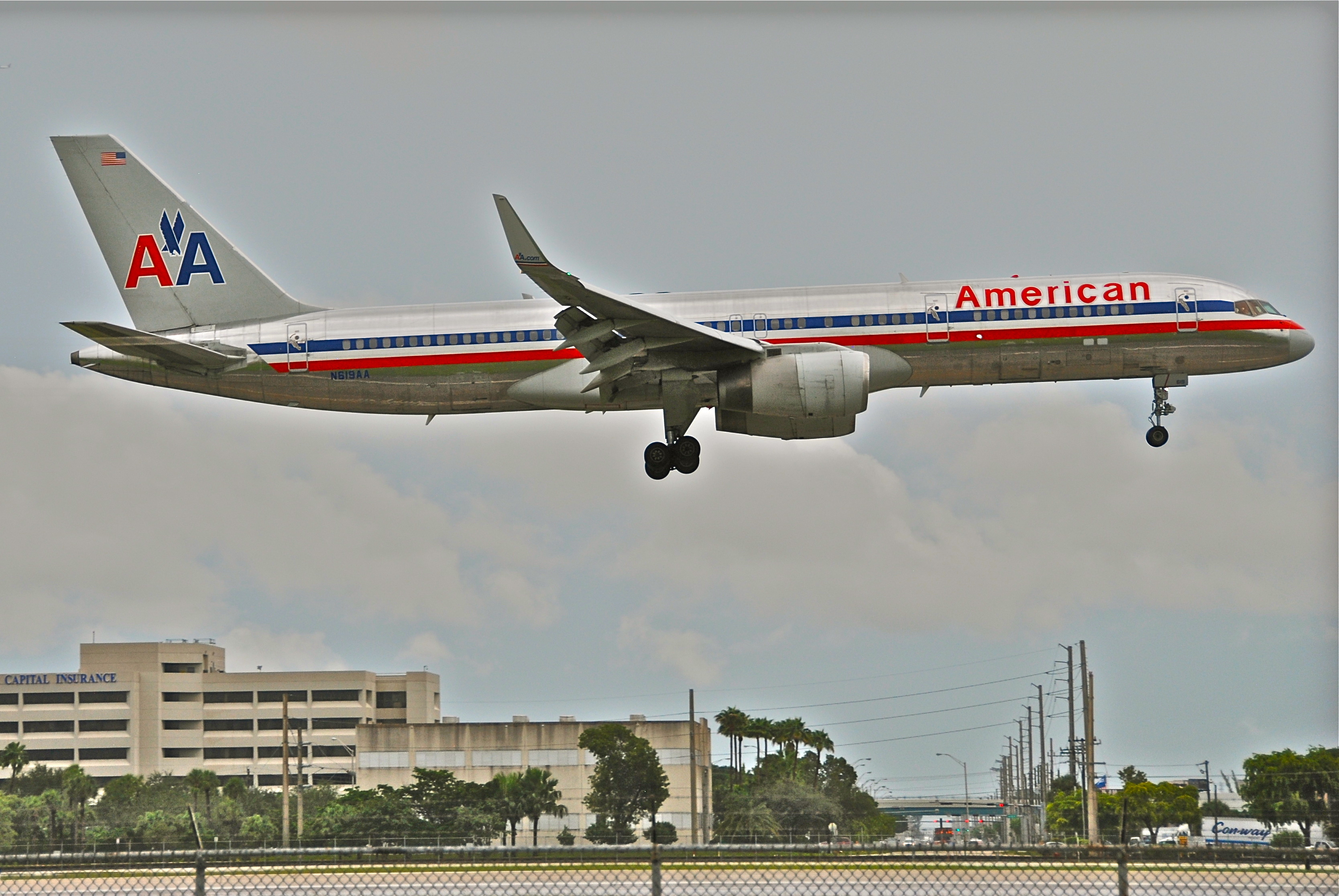 American Airlines Boeing 757-223; N619AA@MIA;17.10.2011 626kv (6697878067)