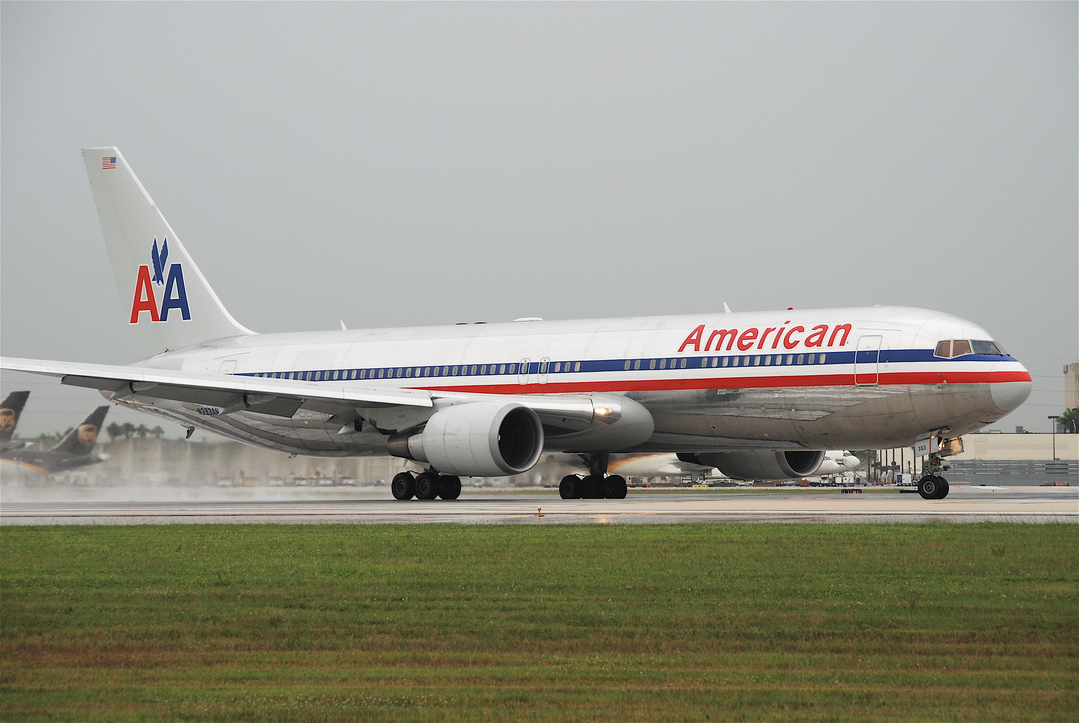 American Airlines Boeing 767-300; N393AN@MIA;17.10.2011 626bq (6446673167)