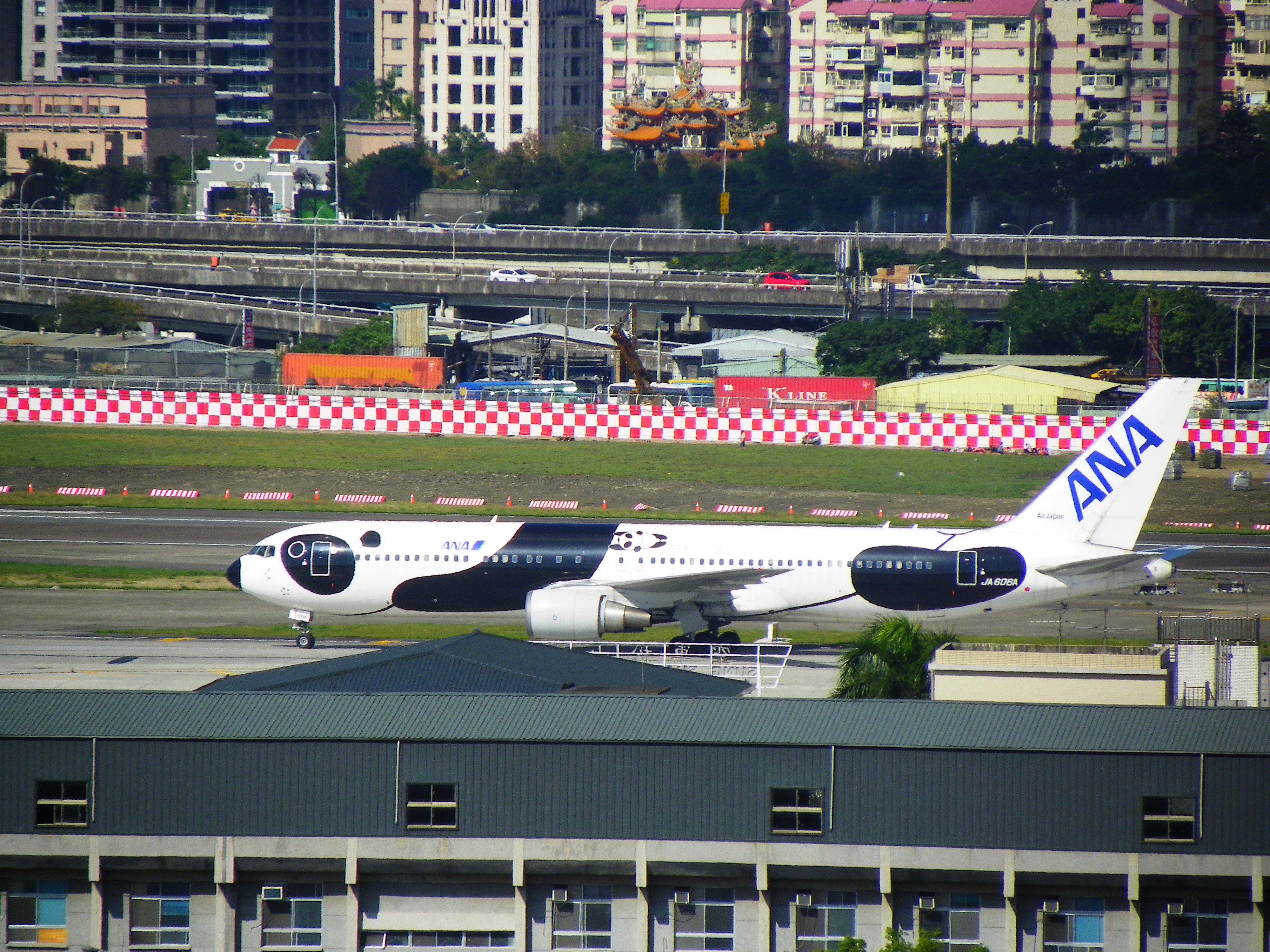 ANA JA606A at Songshan Airport 20121220b