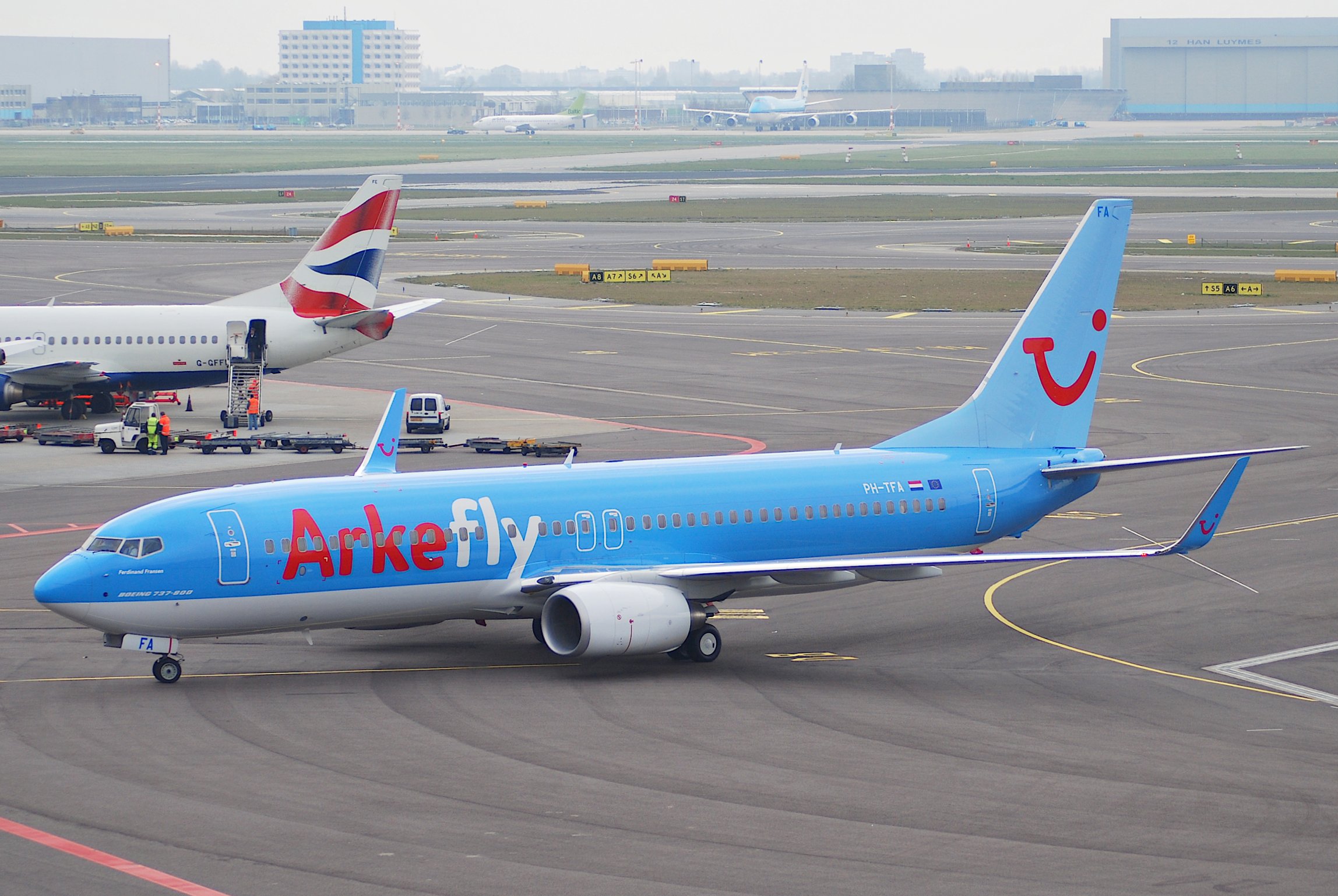ArkeFly Boeing 737-800, PH-TFA@AMS,19.04.2008-508fe - Flickr - Aero Icarus
