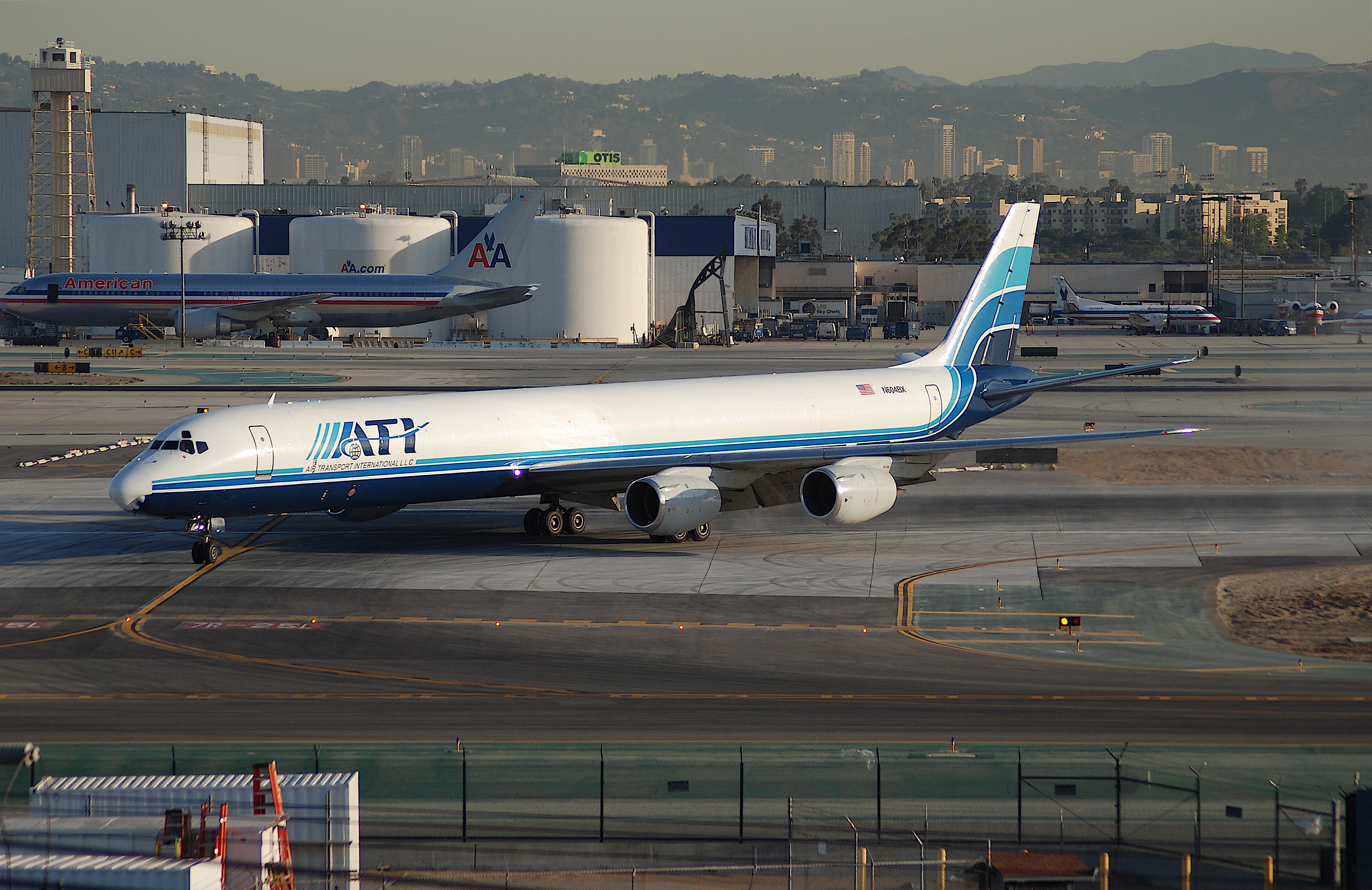ATI DC-8; N604BX@LAX;19.04.2007 465ay (4263086267)