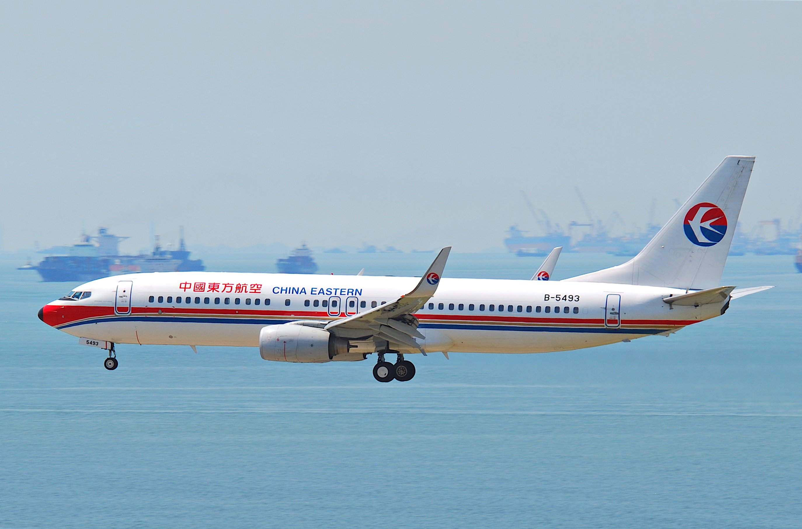 China Eastern Airlines Boeing 737-800; B-5493@HKG;04.08.2011 615rm (6207496947)