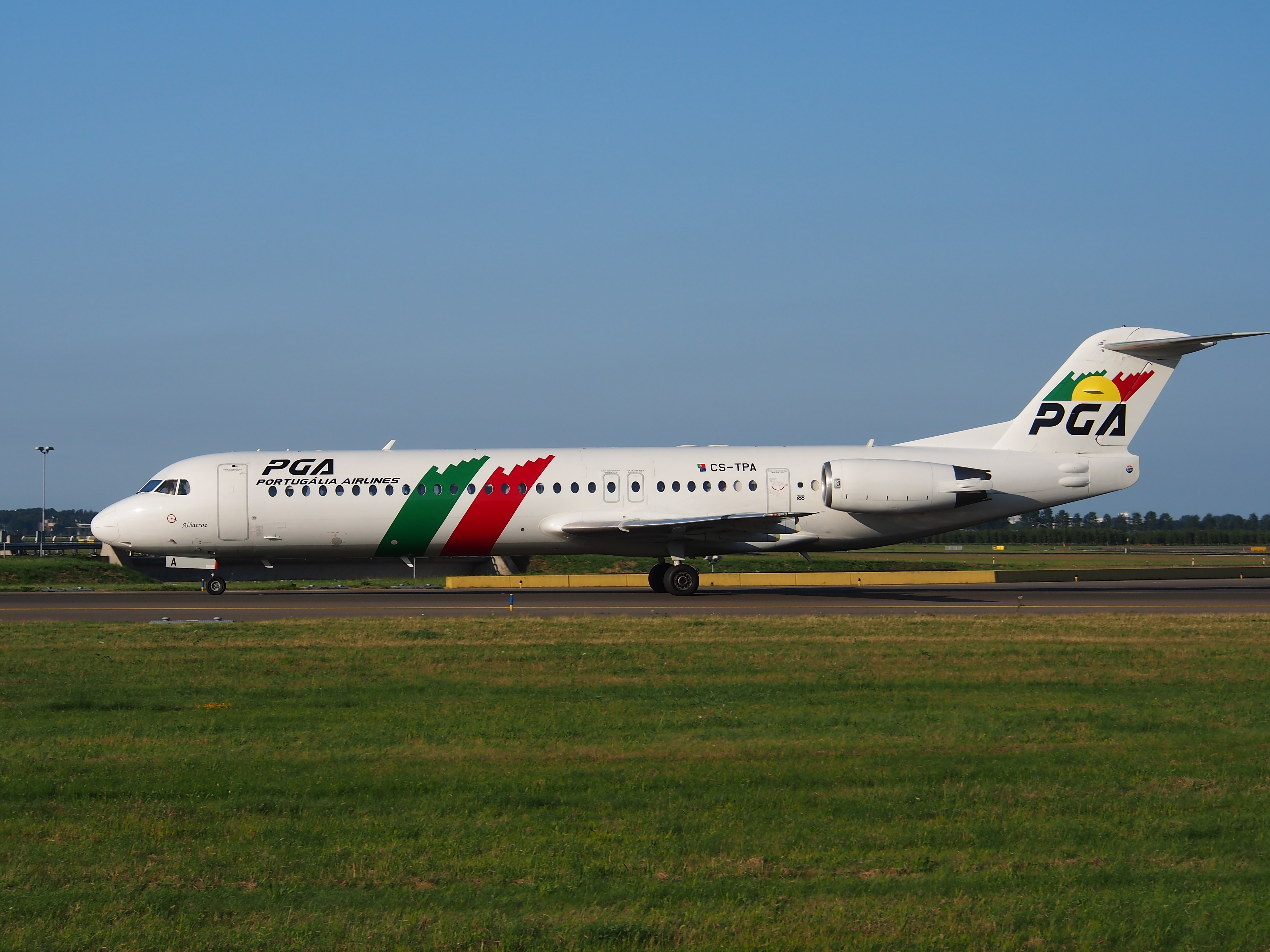 CS-TPA Portugalia Fokker F100 - cn 11257 taxiing 18july2013 pic-005