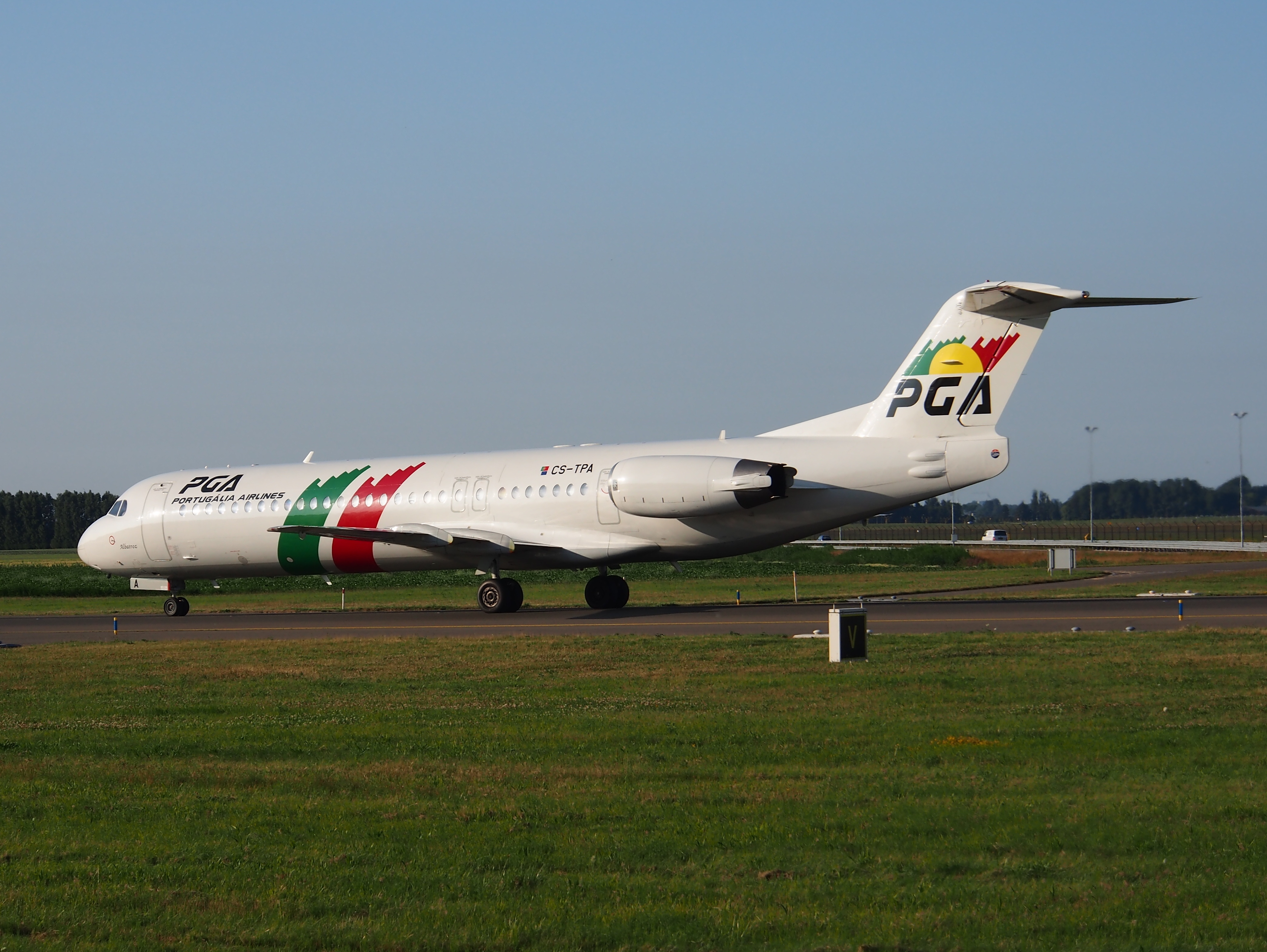 CS-TPA Portugalia Fokker F100 - cn 11257 taxiing 18july2013 pic-007