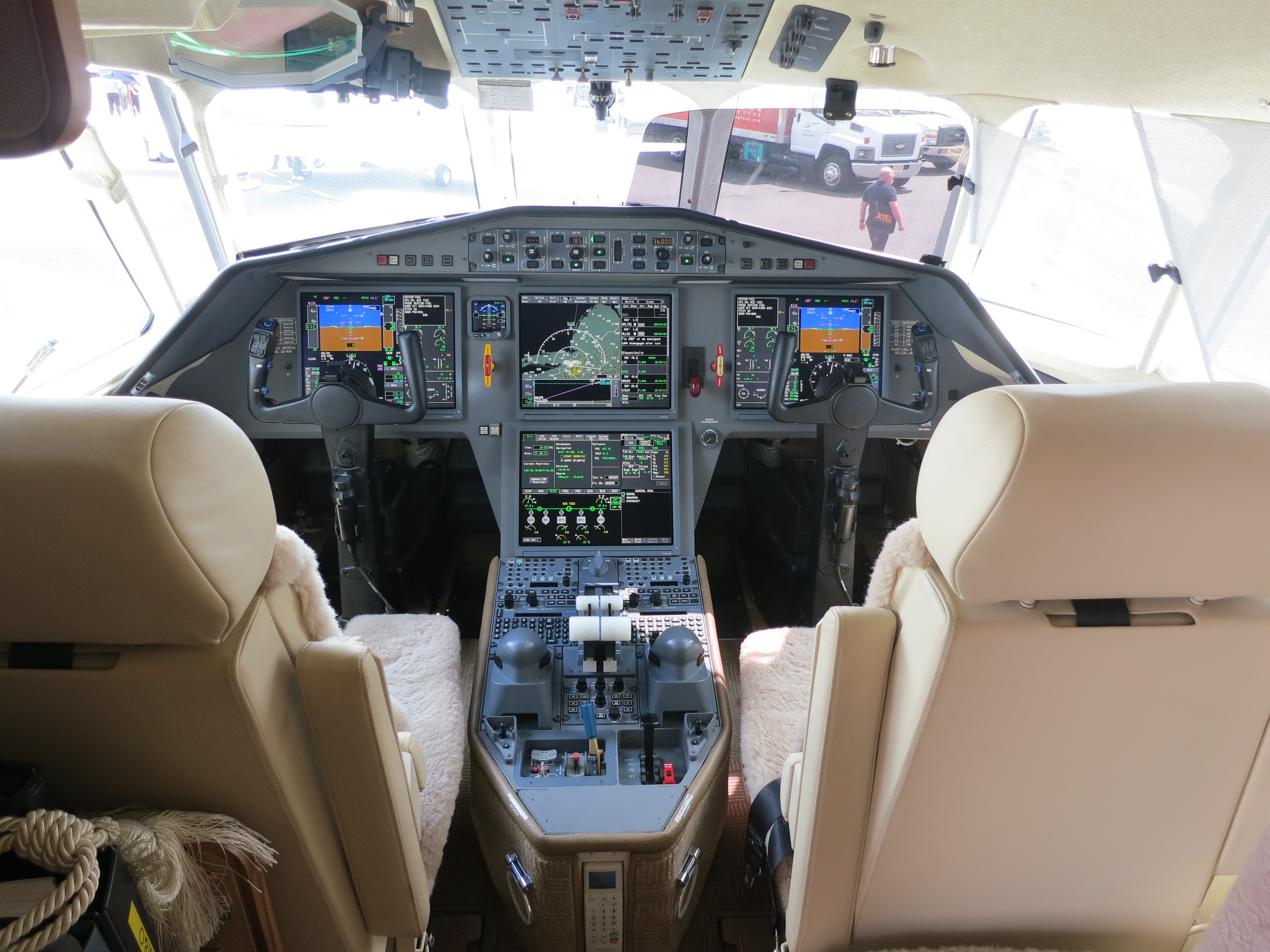 Dassault Falcon 2000 LX cockpit
