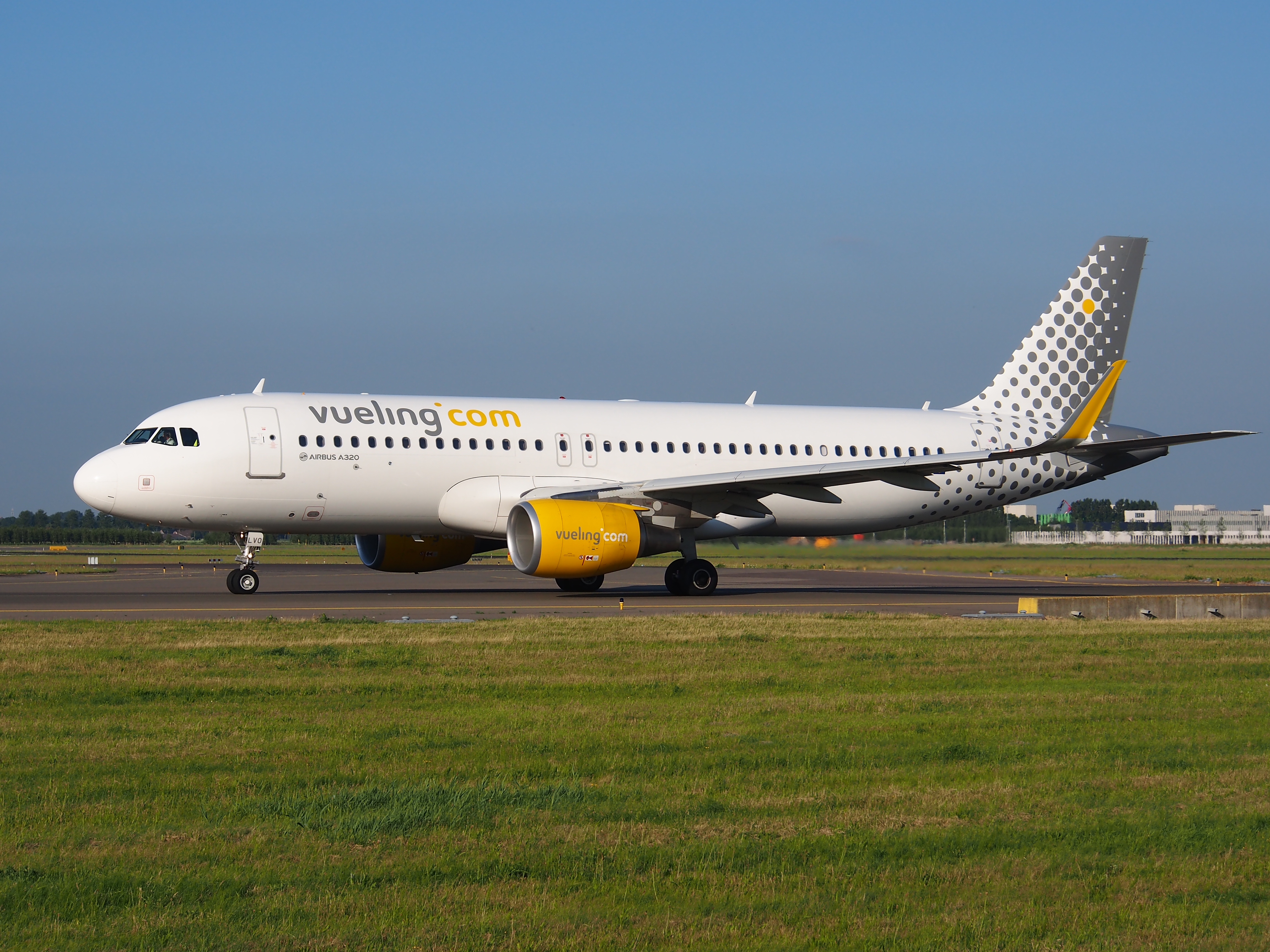 EC-LVO Vueling Airbus A320-214(WL) - cn 5533 taxiing 15july2013 pic-003