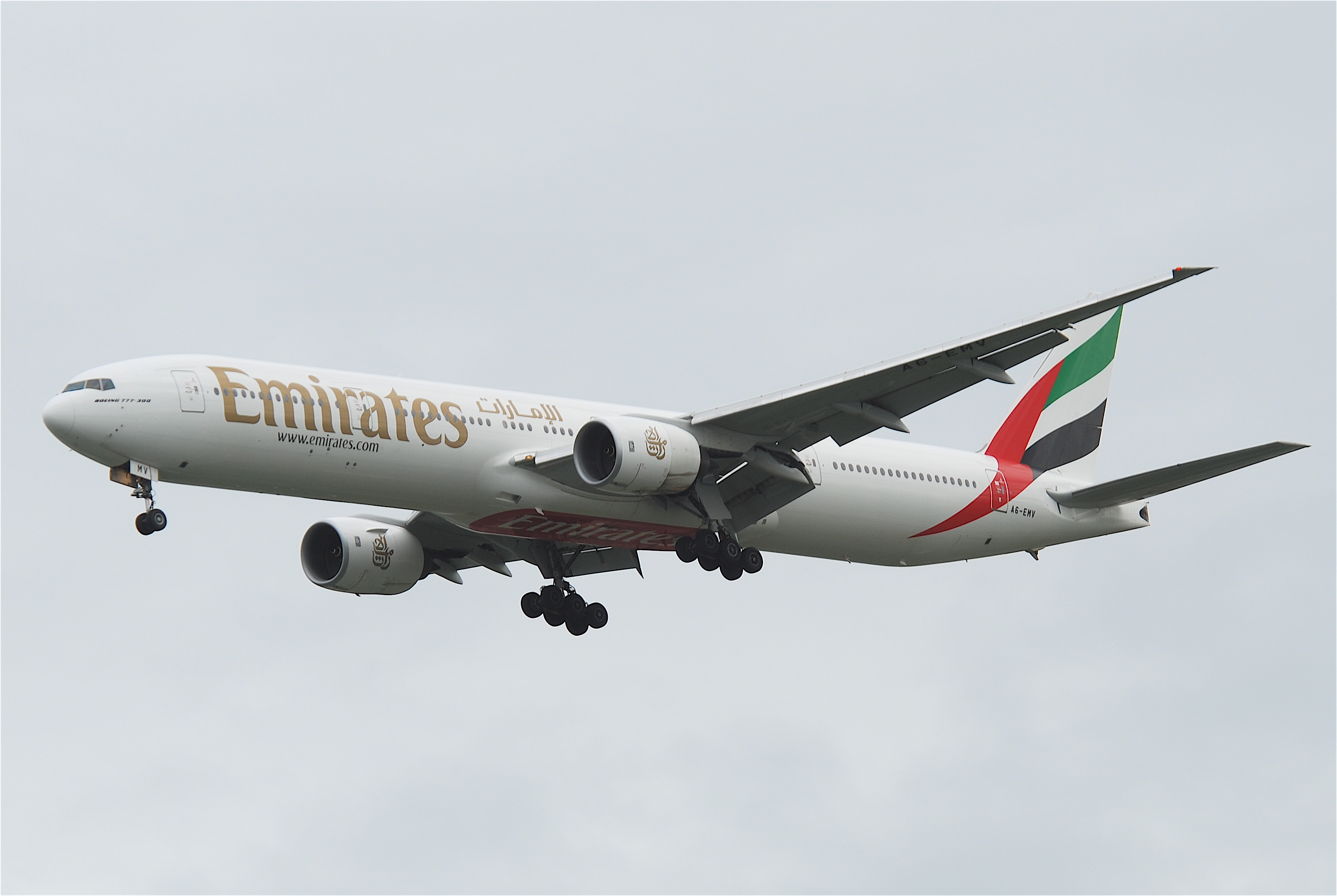 Emirates Boeing 777-300; A6-EMV@BKK;30.07.2011 613bz (6042357894)