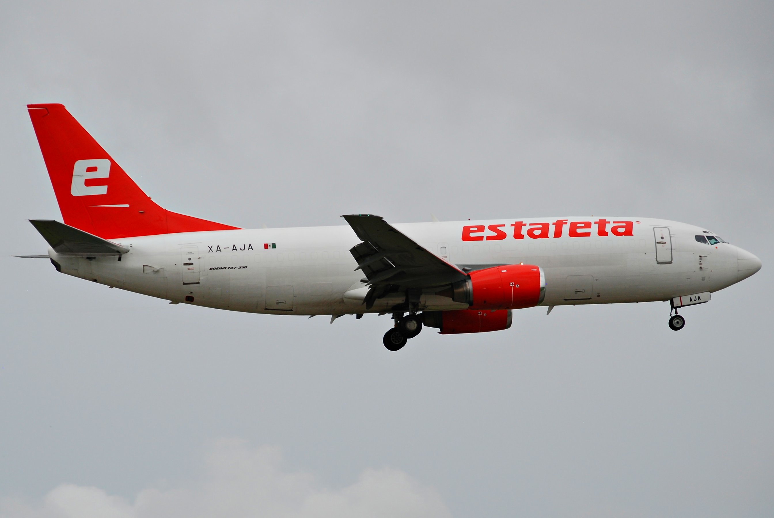 Estafeta Cargo Boeing 737-300F; XA-AJA@MIA;17.10.2011 626km (6697858409)
