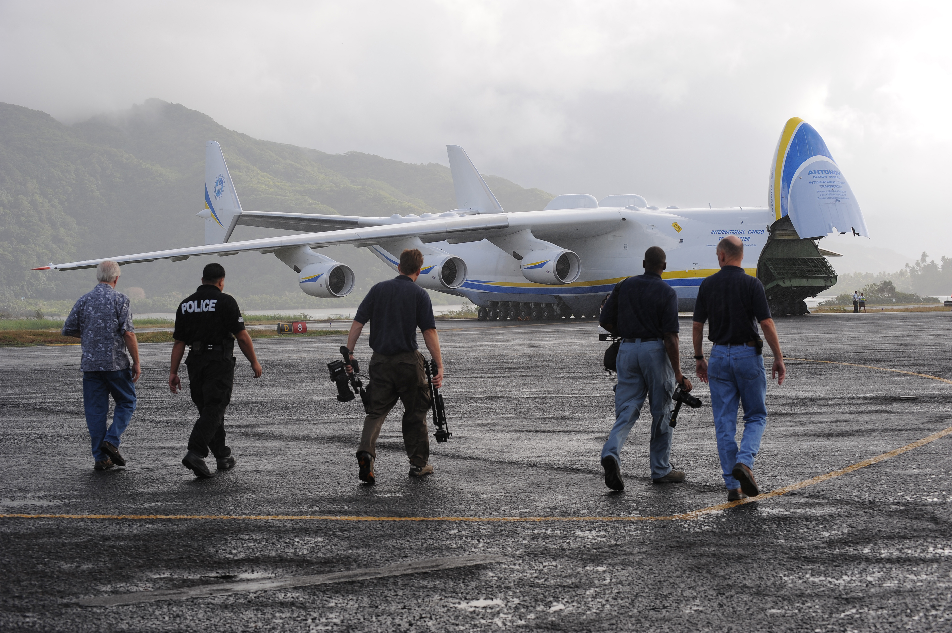 FEMA - 42207 - Federal Emergency Management Agency Staff Greet the Antonov Carg