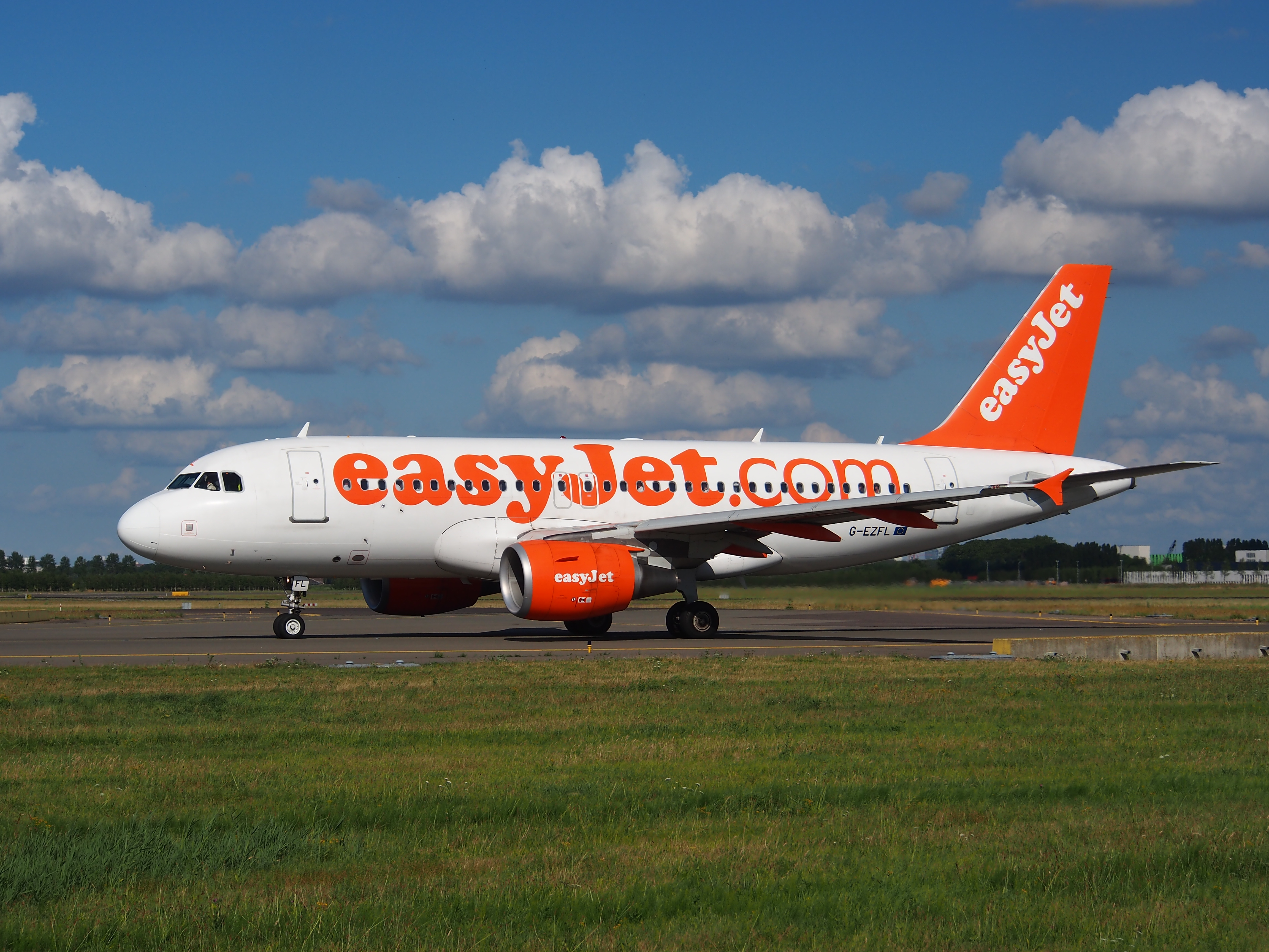 G-EZFL easyJet Airbus A319-111 - cn 4056 taxiing, 25august2013 pic-002