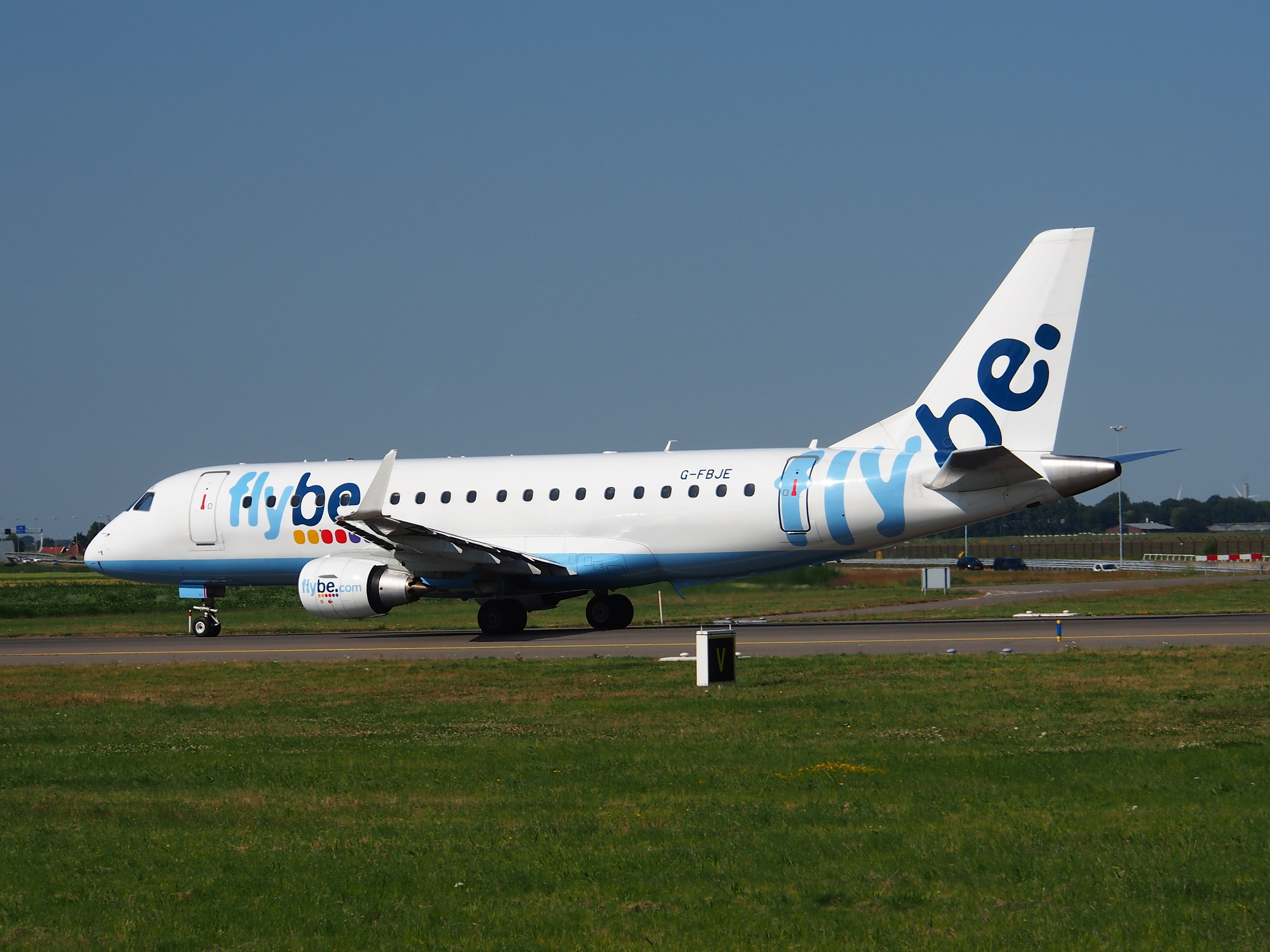 G-FBJE Flybe Embraer ERJ-175STD (ERJ-170-200) - cn 17000336, taxiing 21july2013 pic-005