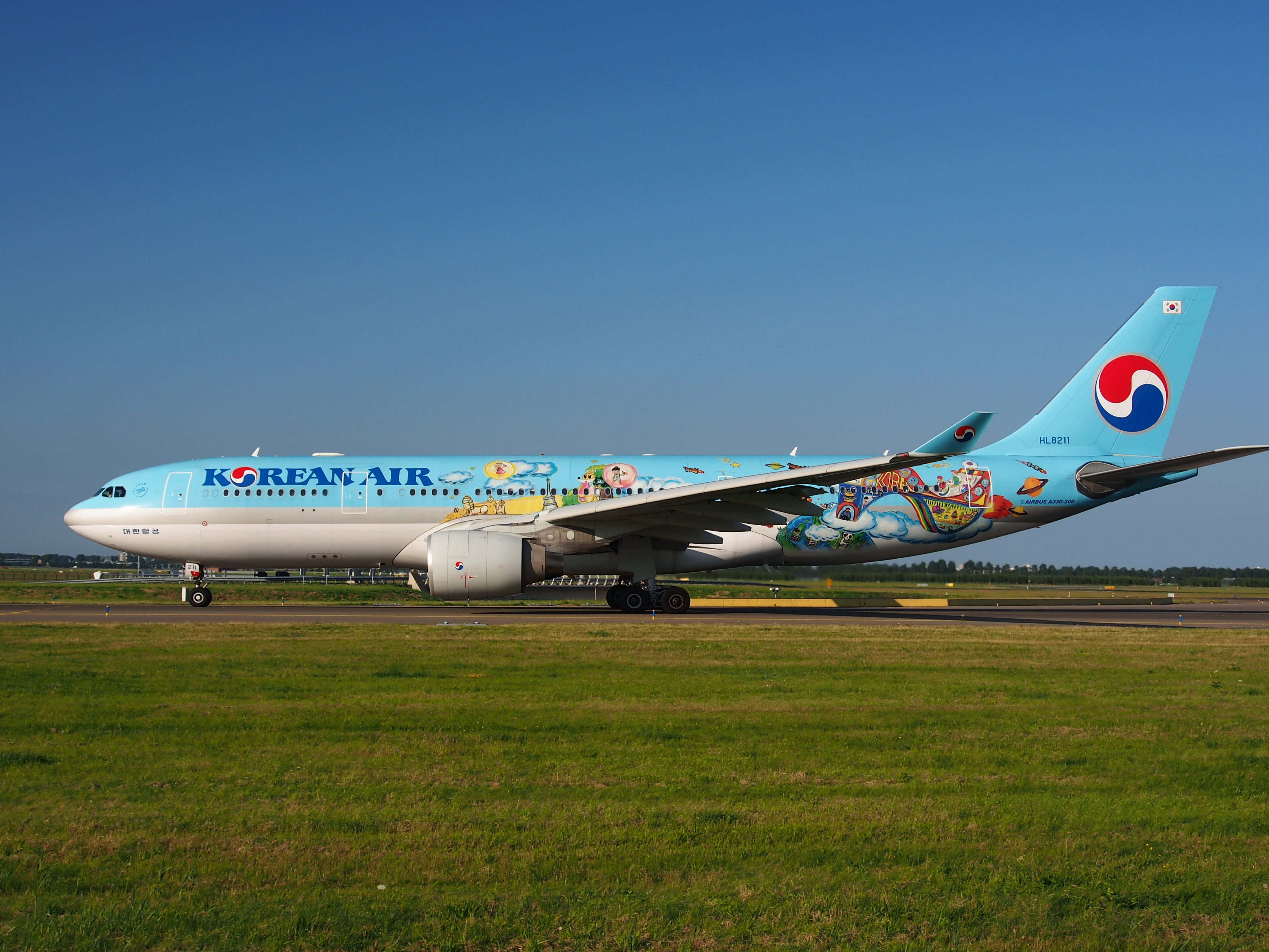 HL8211 Korean Air Lines Airbus A330-223 - cn 1133 taxiing 18july2013 pic-011