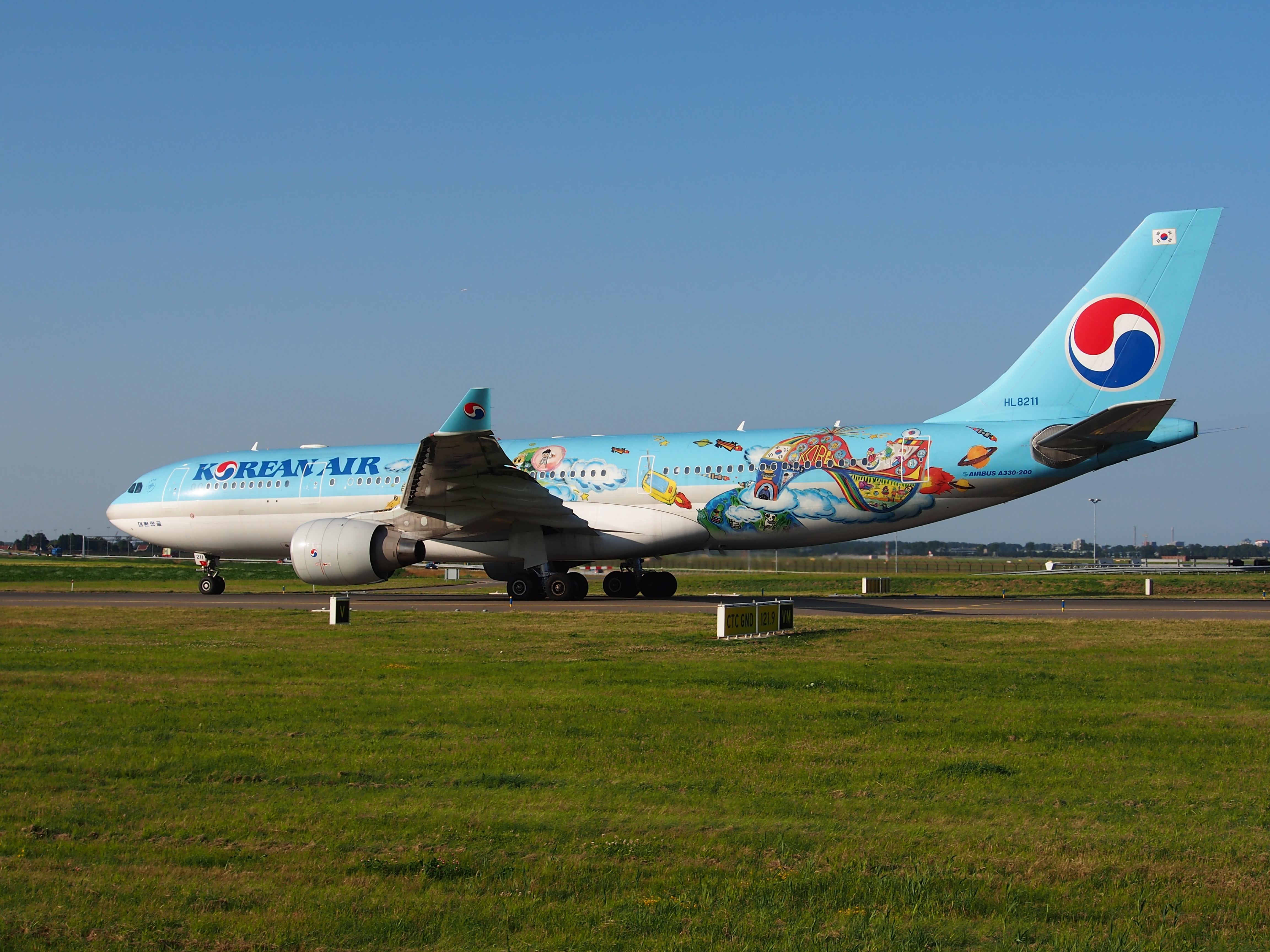 HL8211 Korean Air Lines Airbus A330-223 - cn 1133 taxiing 18july2013 pic-012