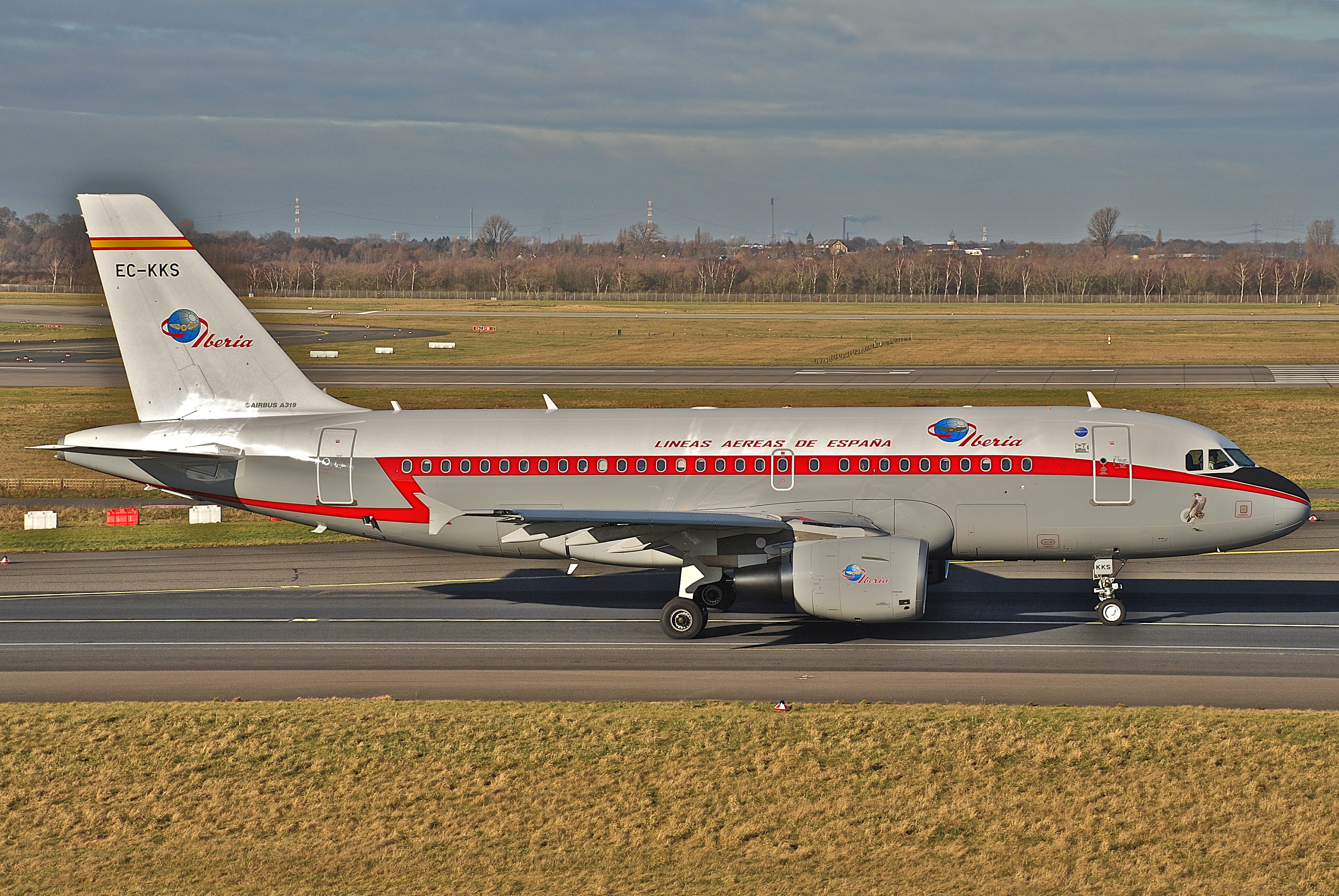 IBERIA Airbus A319-111, EC-KKS@DUS,13.01.2008-492hr - Flickr - Aero Icarus