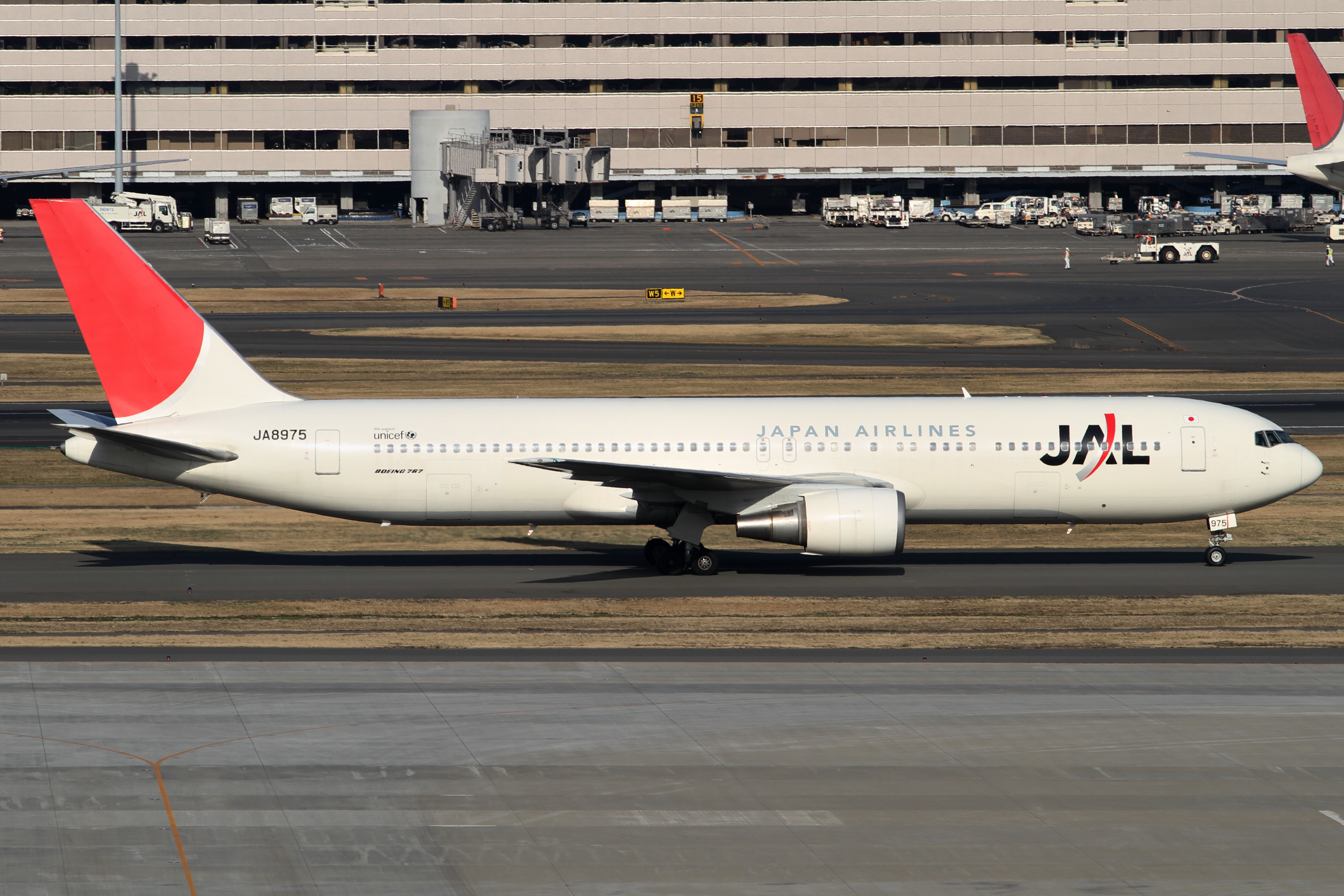 JAL B767-300(JA8975) (5499600444)