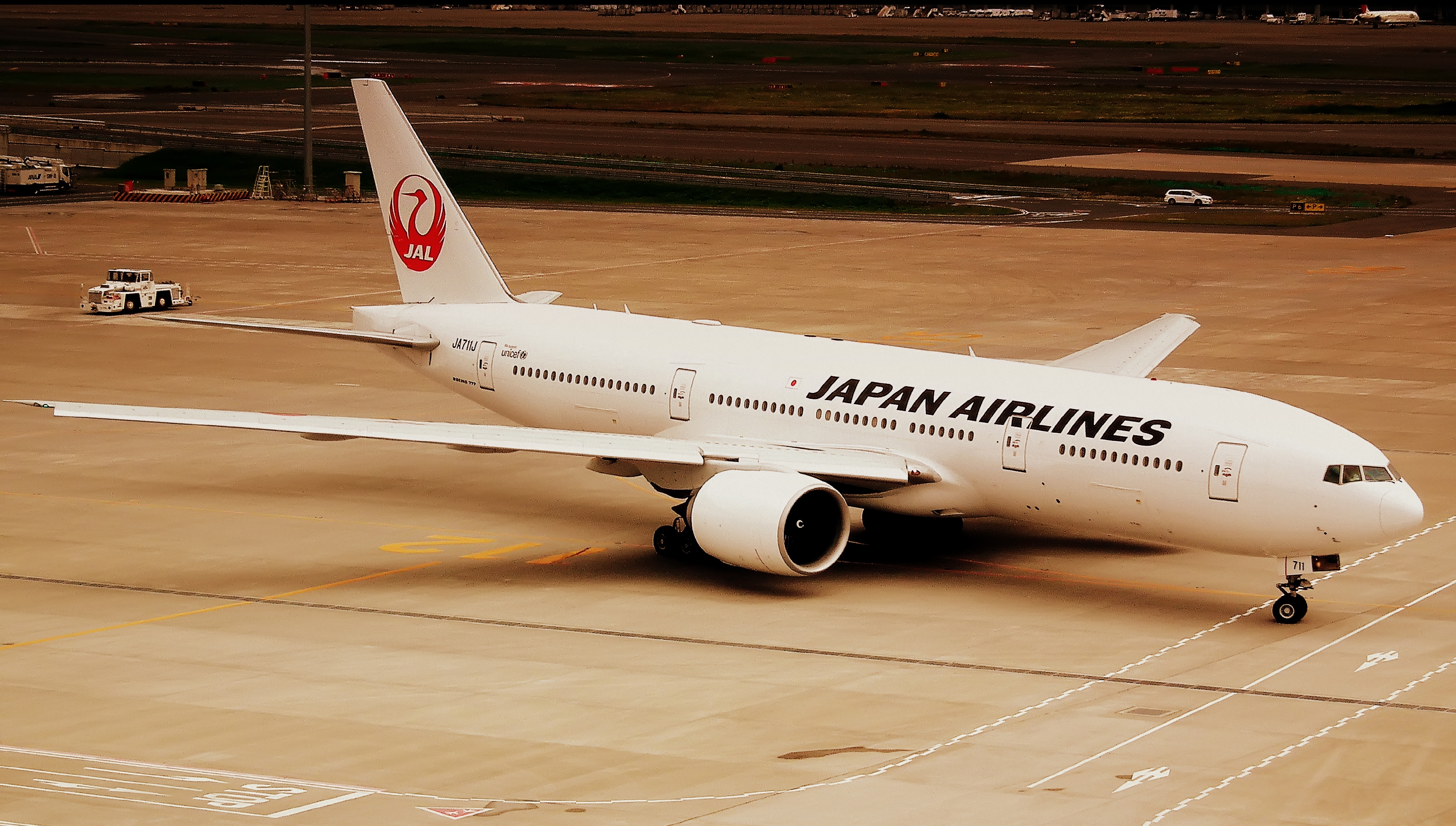 JAL BOEING 777-300 AT HANEDA AIRPORT TOKYO JAPAN JUNE 2012 (7413049890)