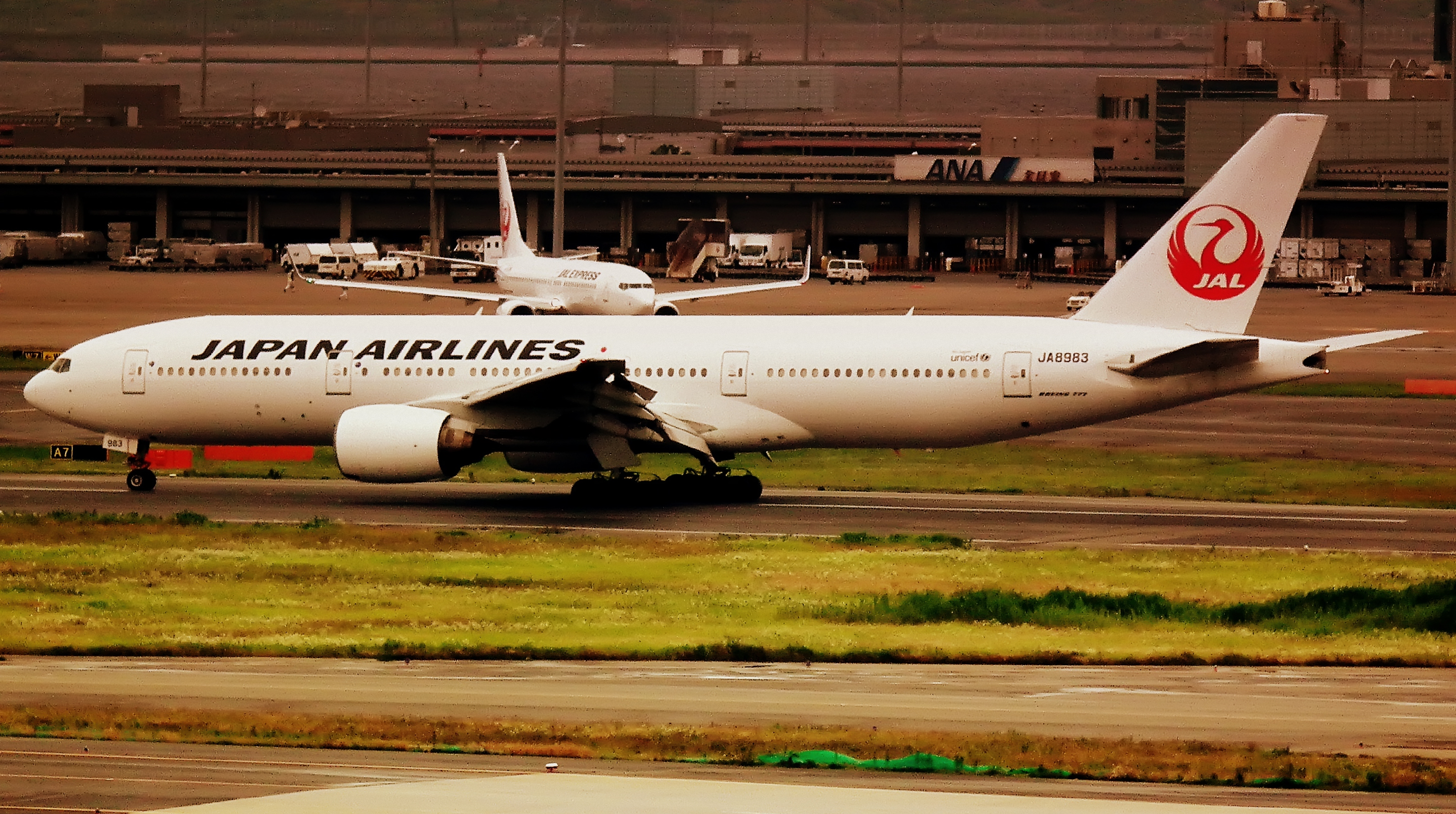 JAL BOEING 777-300 TOKYO HANEDA JAPAN JUNE 2012 (7454140494)