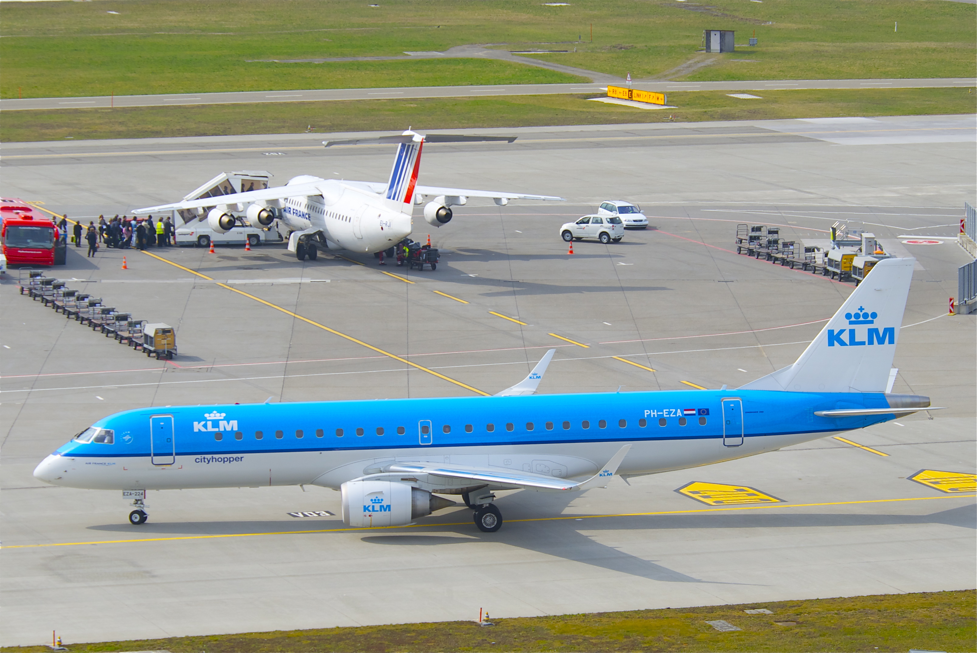 KLM Cityhopper Embraer ERJ190; PH-EZA@ZRH;17.03.2012 645af (6857146192)