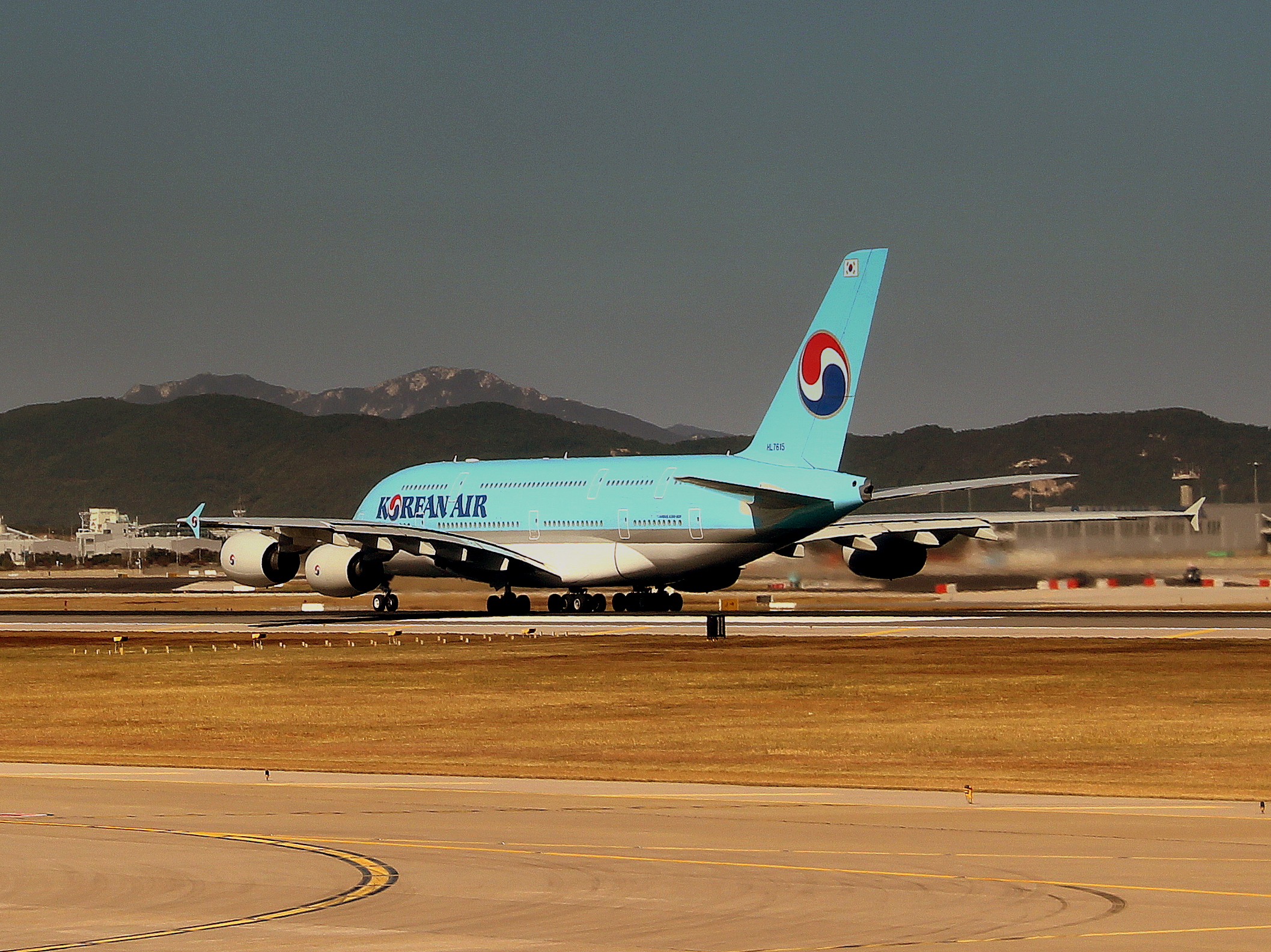 KOREAN AIR AIRBUS A380-800 ON DEPARTURE AT SEOUL INCHEON AIRPORT SOUTH KOREA OCT 2012 (8181849690)