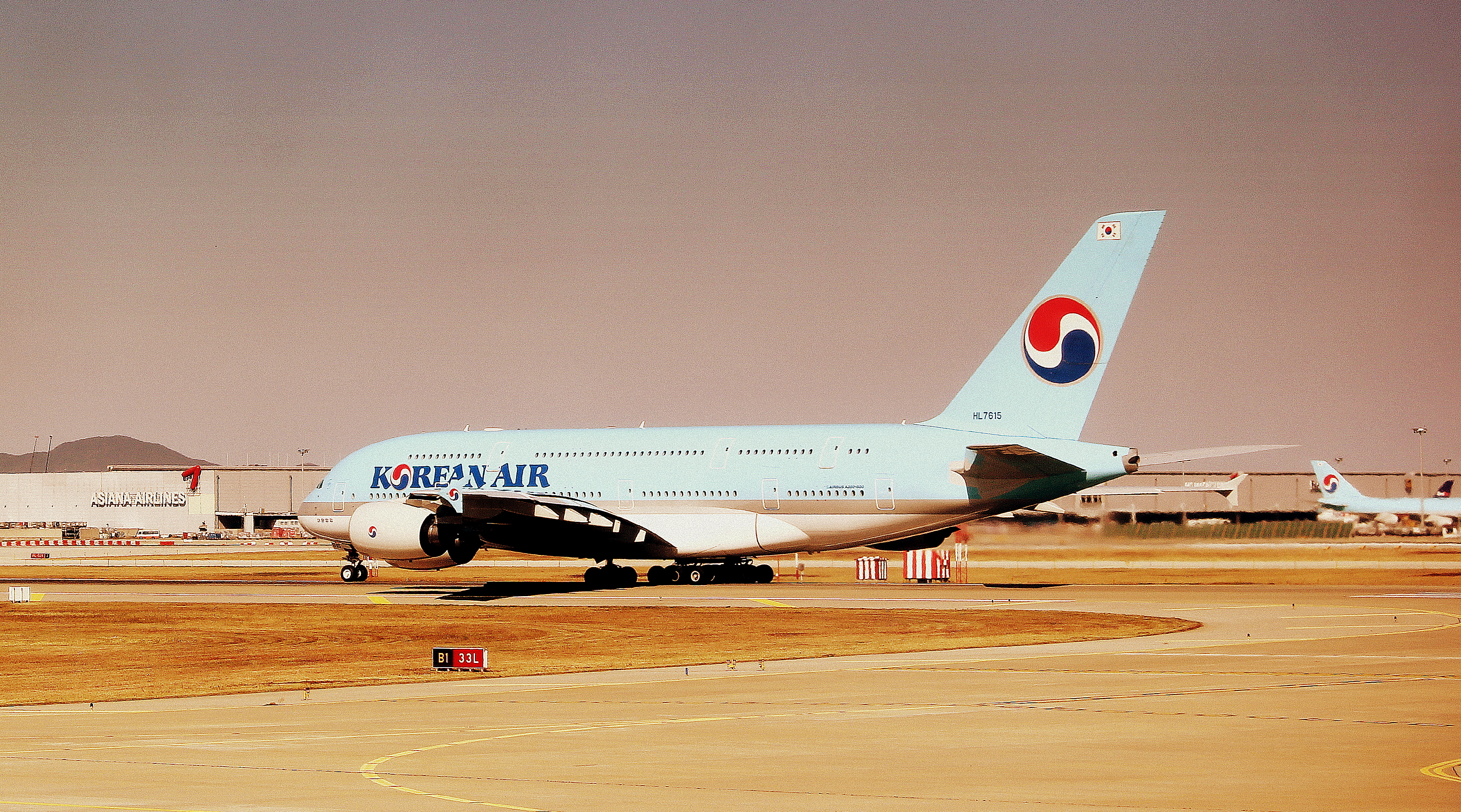 KOREAN AIR AIRBUS A380 LINING UP AT SEOUL INCHEON AIRPORT SOUTH KOREA OCT 2012 (8149925333)