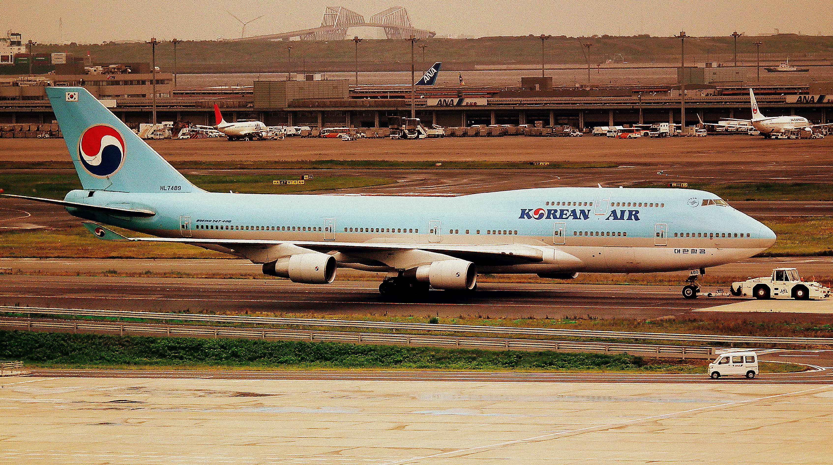 KOREAN AIR BOEING 747-400 AT TOKYO HANEDA AIRPORT JAPAN JUNE 2012 (7519232096)